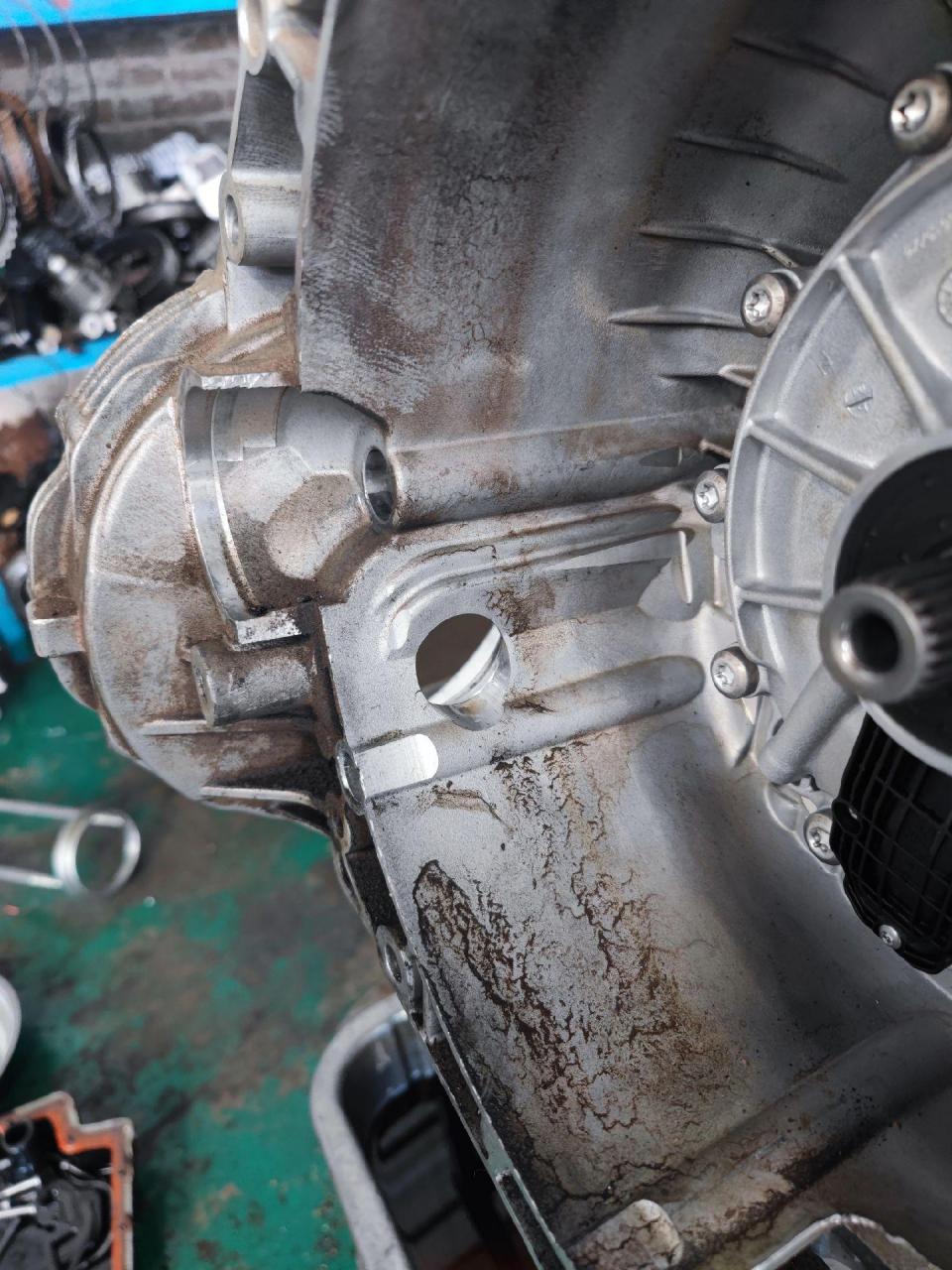 大众辉昂更换变速箱差速器内油封 是我们家20年工作经验的老师傅亲自