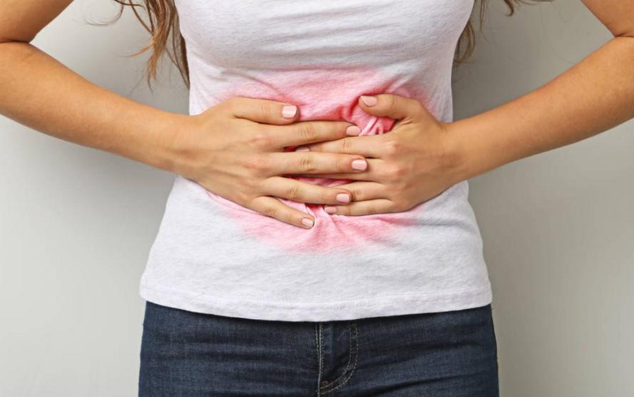 李女士顺产后20天,突然腹痛,发热,被老公抱到急诊室:"我老婆肚子这么