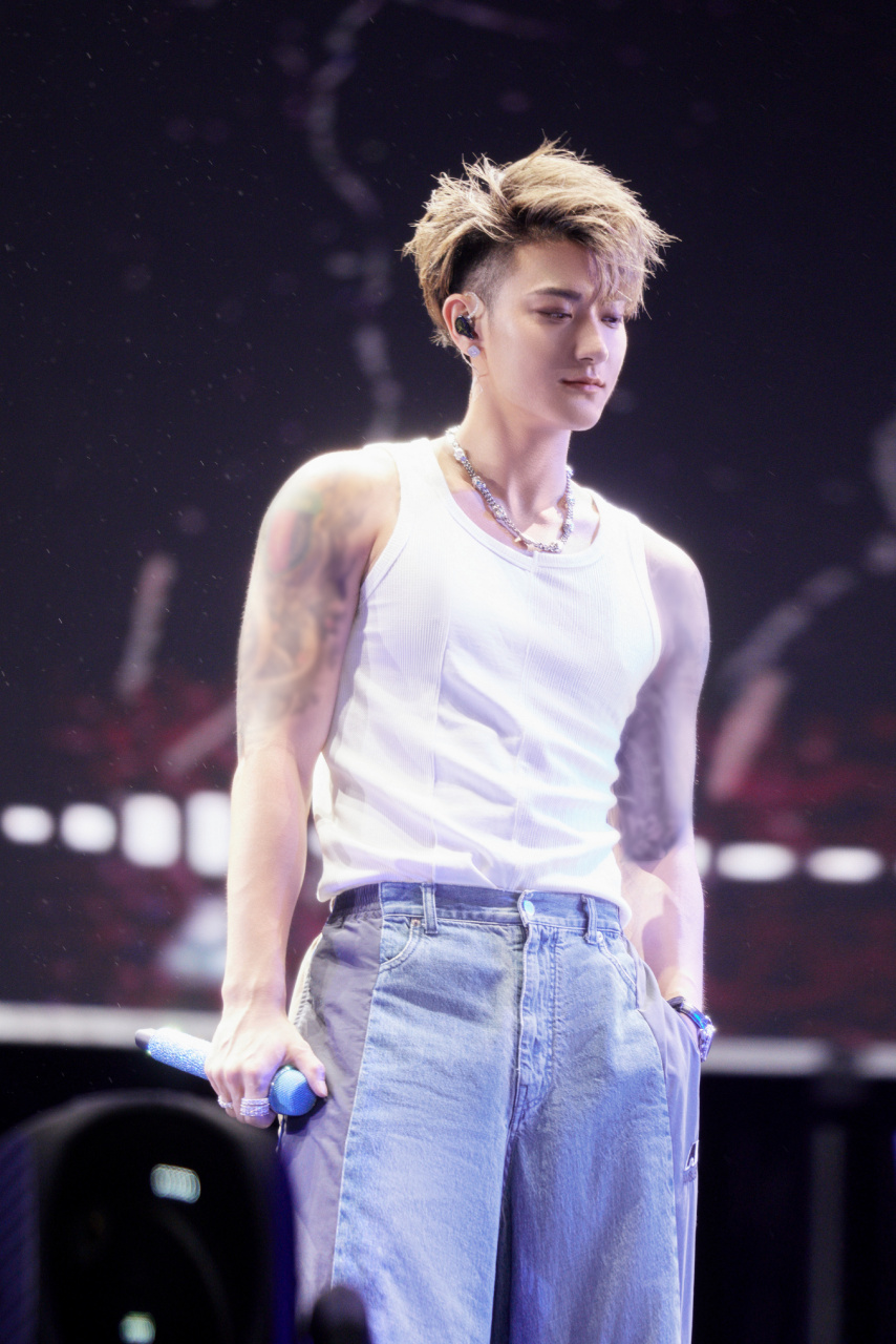 7315        黄子韬现身吴兴新青年城市超级音乐节,舞台上热血开