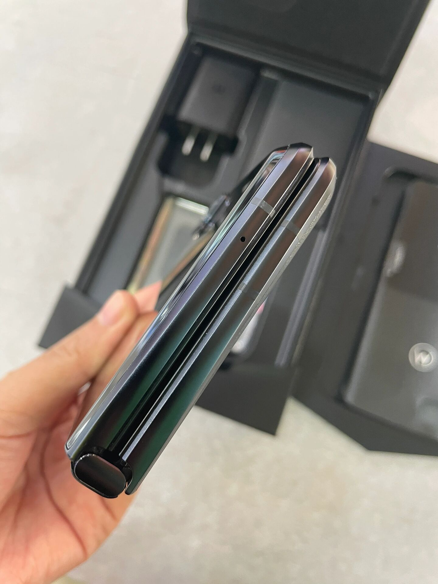 摩托罗拉 刀锋razr2022 12 512g顶配 5g折叠屏 锋雅黑 全网通 8月份号