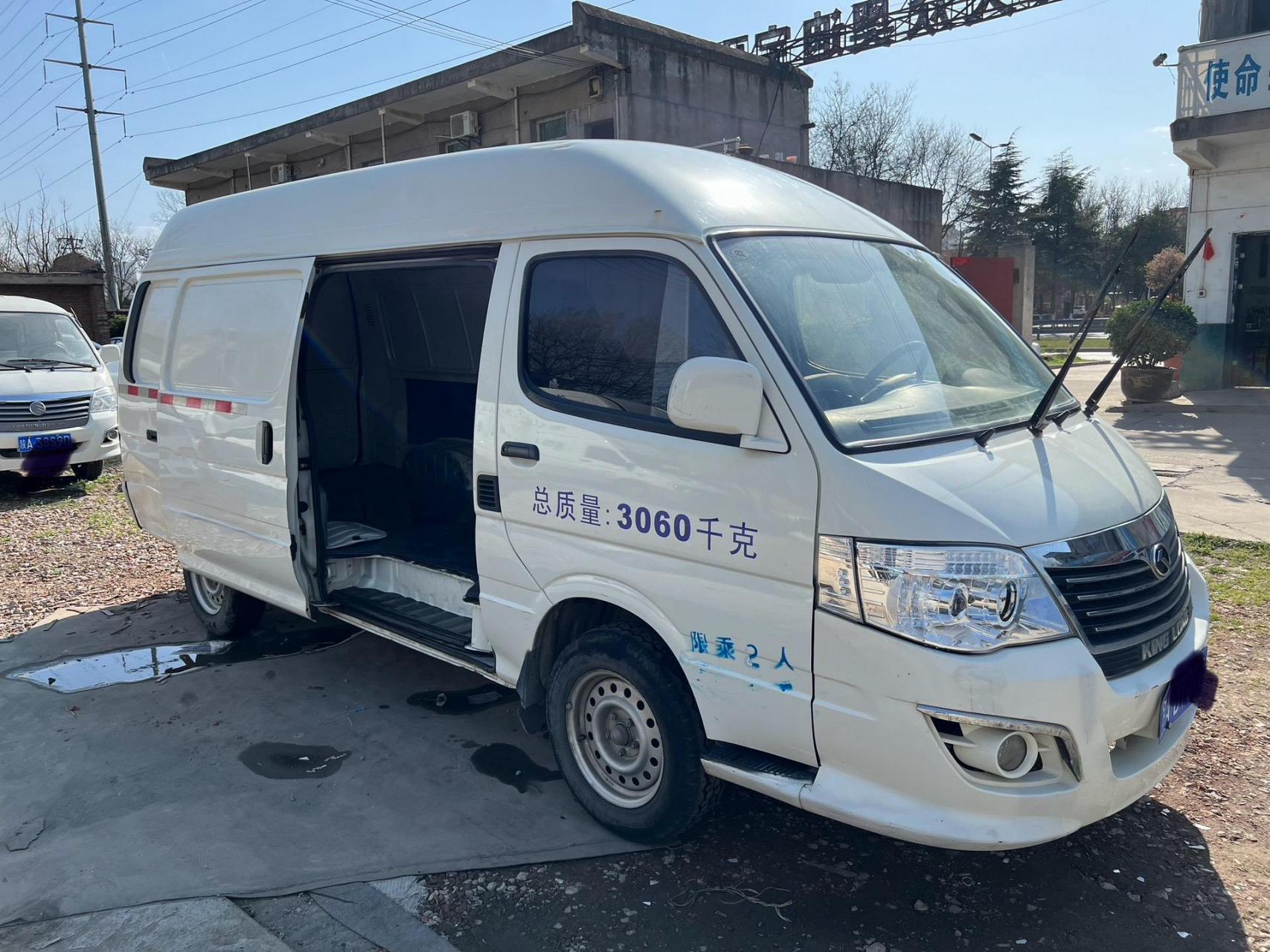 出售厦门金龙厢式封闭货运面包,上牌时间2018年10月,4g20发动机2.