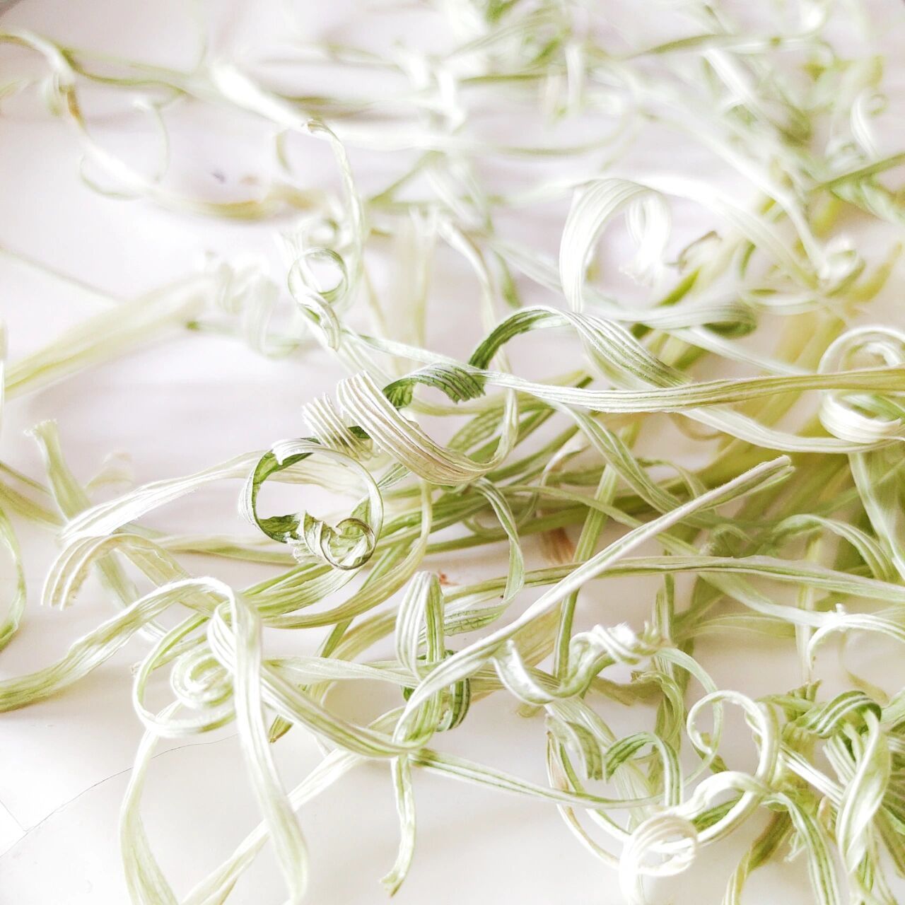 做成杯垫啊 没有工作的日子里,一边用剩下的玉米皮编织着杯垫,一边