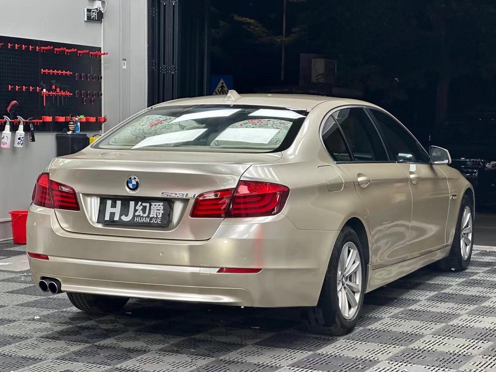 宝马5系 贴的一款pet香槟金.汽车改色膜 隐形车衣