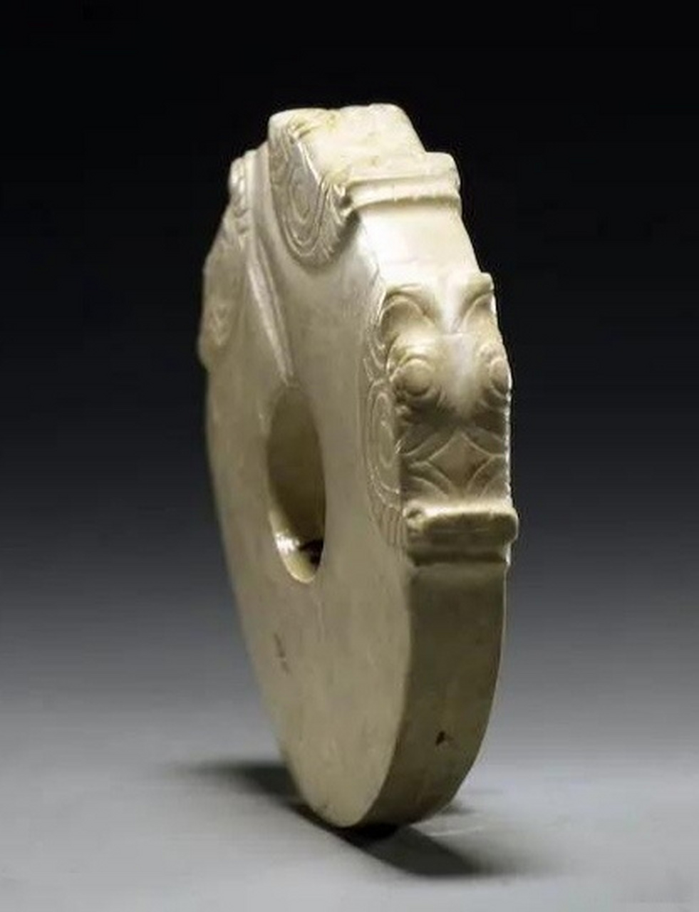 蚩尤环,良渚龙首纹玉牌,咱们也得7位数了吧.