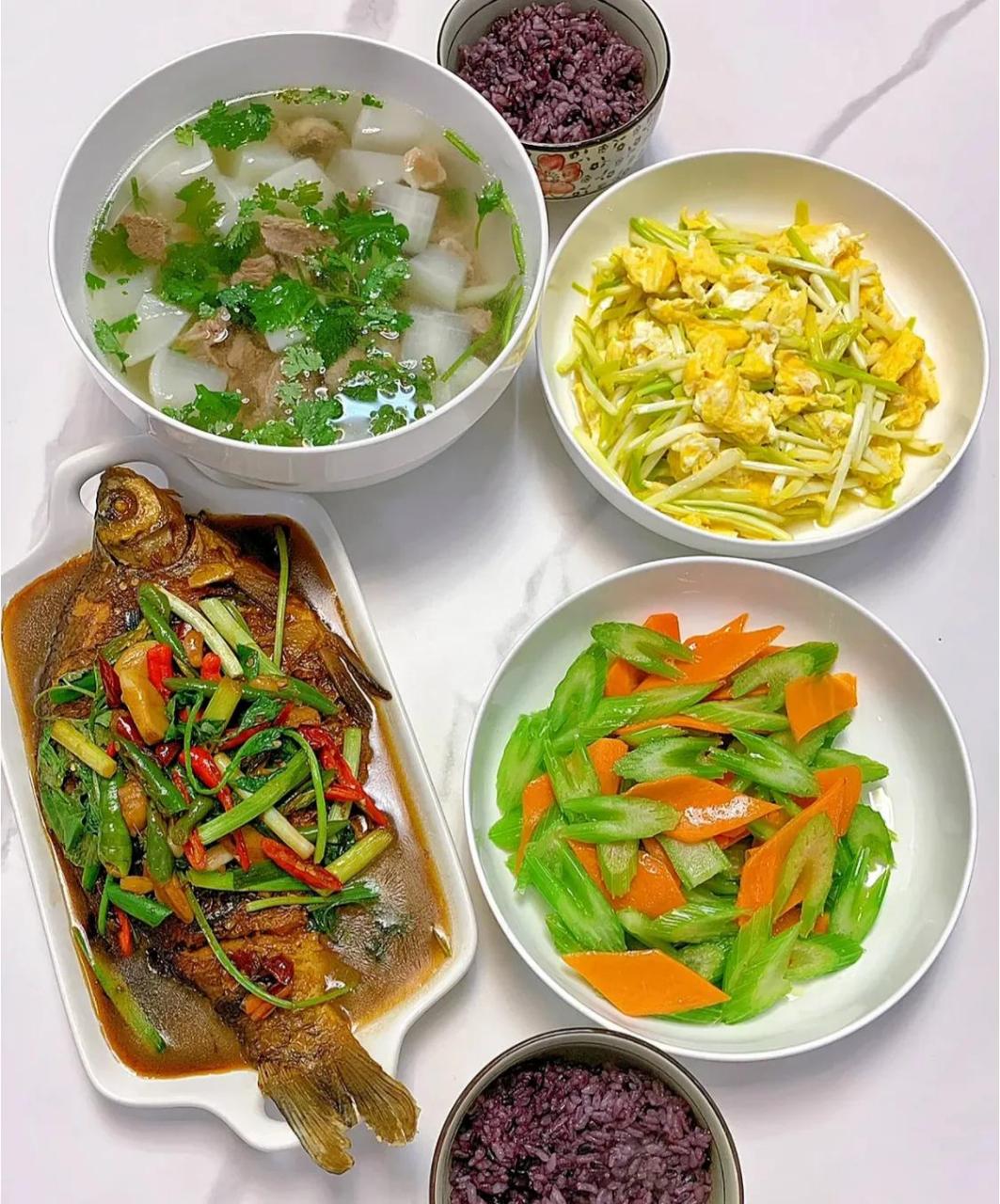 图二,江苏小家庭晚餐. 图三,广西小家庭晚餐.