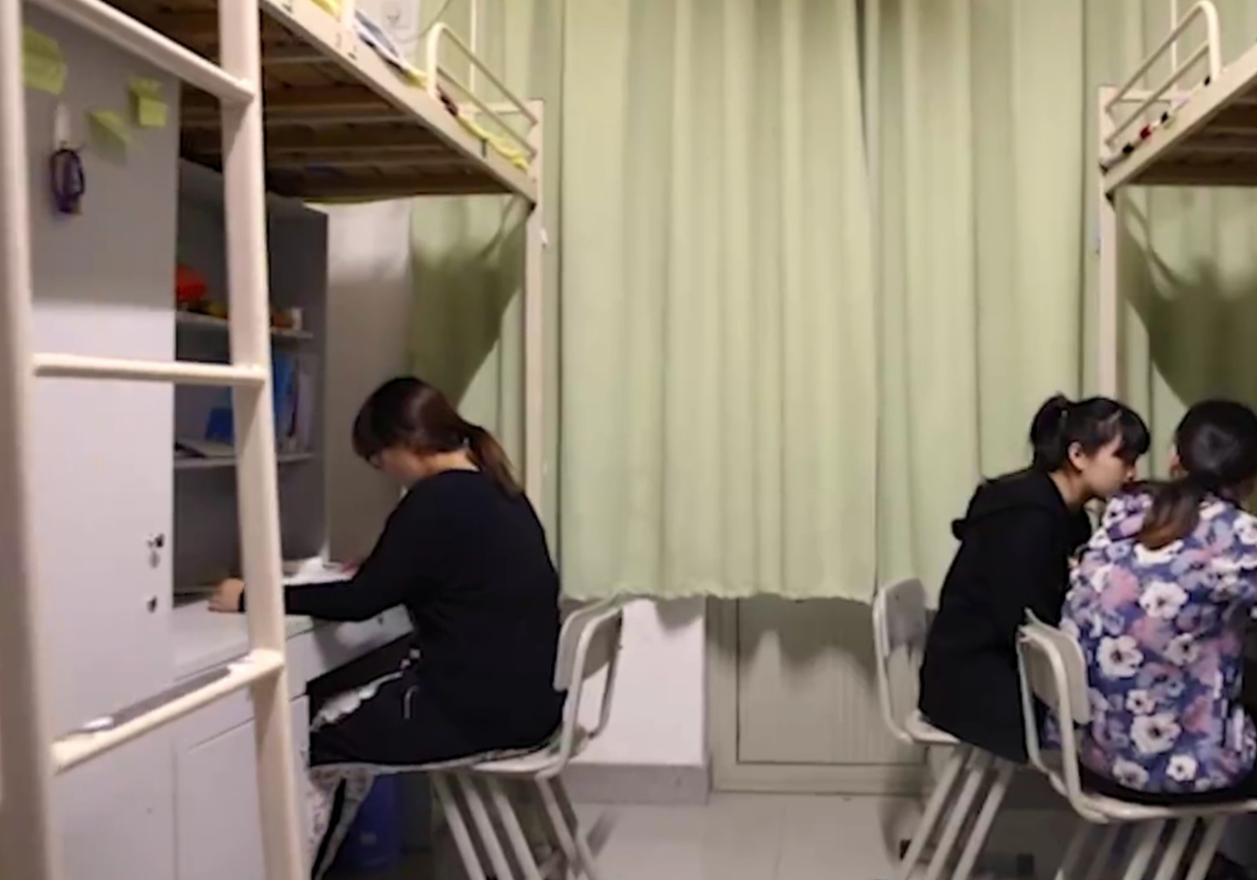 上海震旦职业学院宿舍 学校宿舍一般是四人间或六人间,独卫,空调,阳台