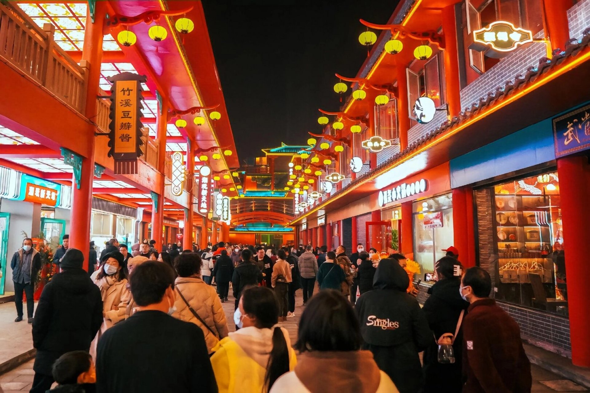 左临房县西关印象,右临竹溪武陵不夜城,竹山好尴尬#夜景
