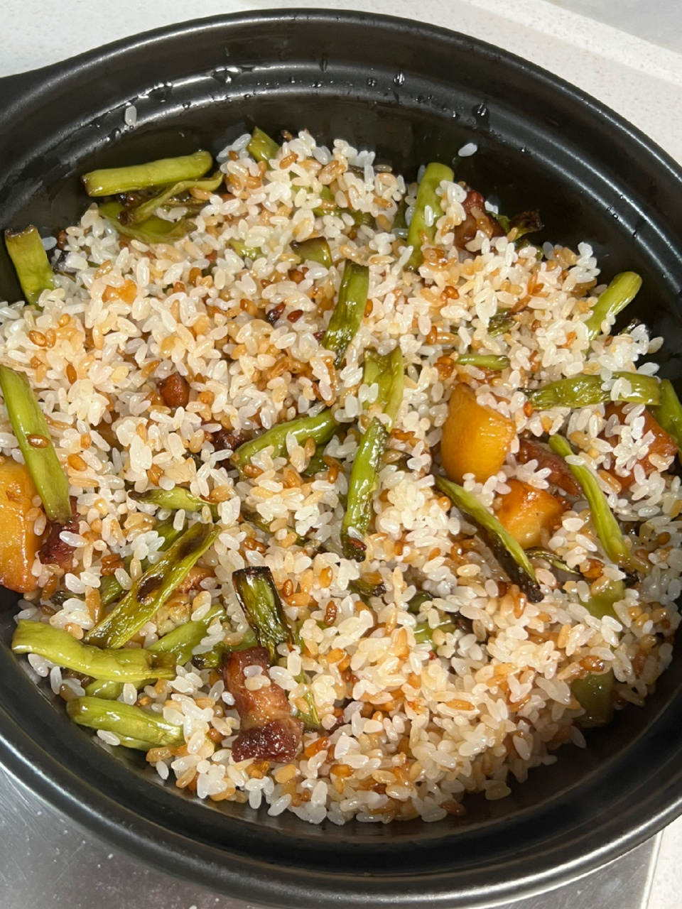 四季豆土豆焖饭做法: 备菜:黄心小土豆切块,四季豆切段,五花肉或腊肉