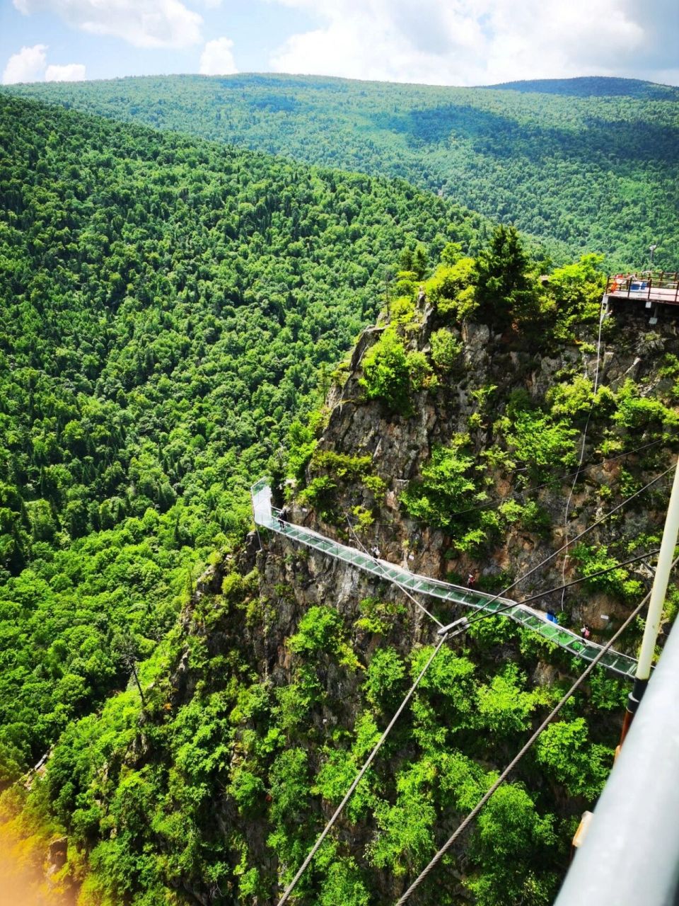 方正县鸳鸯峰 距离哈尔滨不到三百公里两峰之间由玻璃栈道相连空气