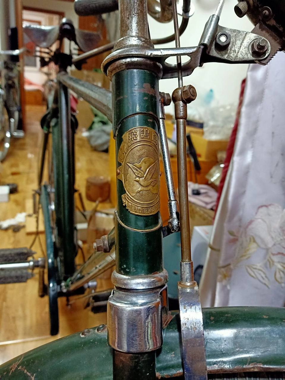 老飞鸽自行车 1957年飞鸽标定自行车,半成品,货架还没修好.骑行很轻快