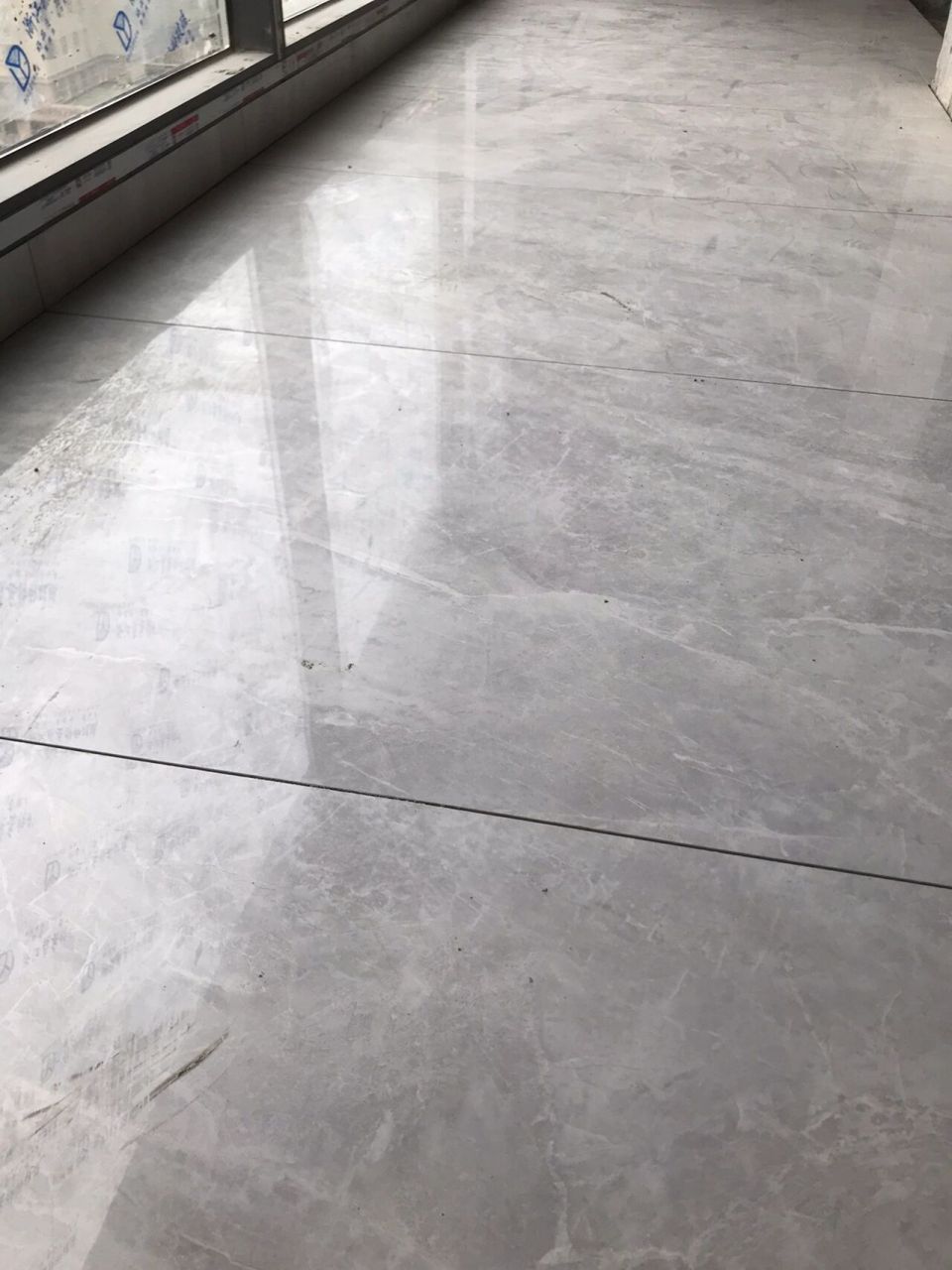 马可波罗瓷砖 地砖是99元的150*70丹迪,厨房砖是99元的80*80鱼肚白