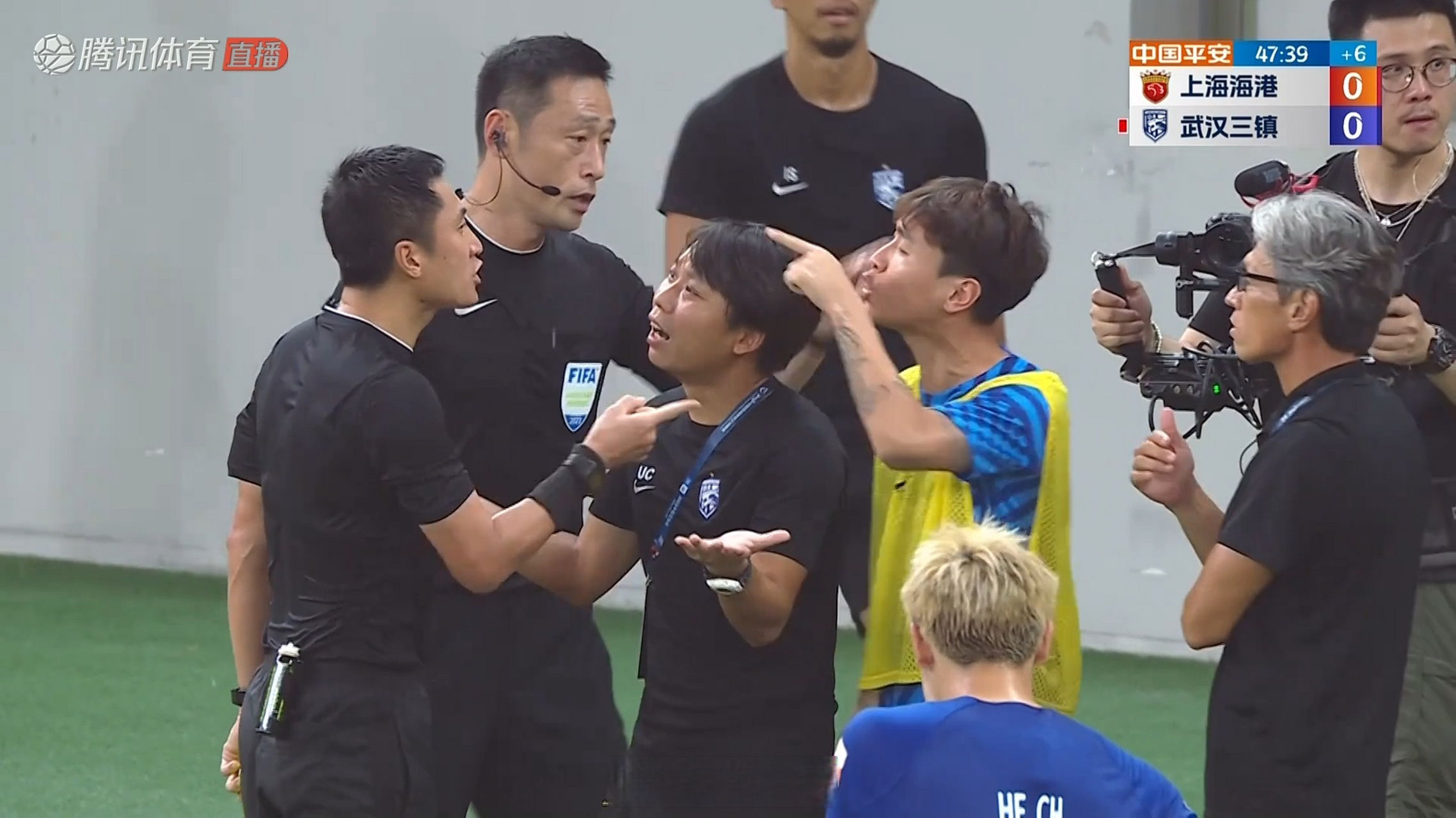 马宁:你有红黄牌吗?我有!  坐在替补席上的韦世豪被马宁红牌罚下!