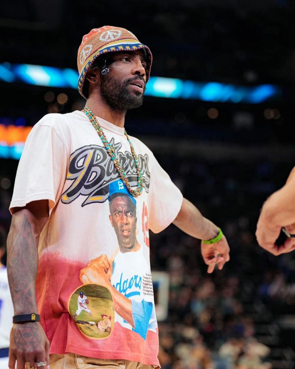 欧文近期帅图 更新一下球场外的帅哥