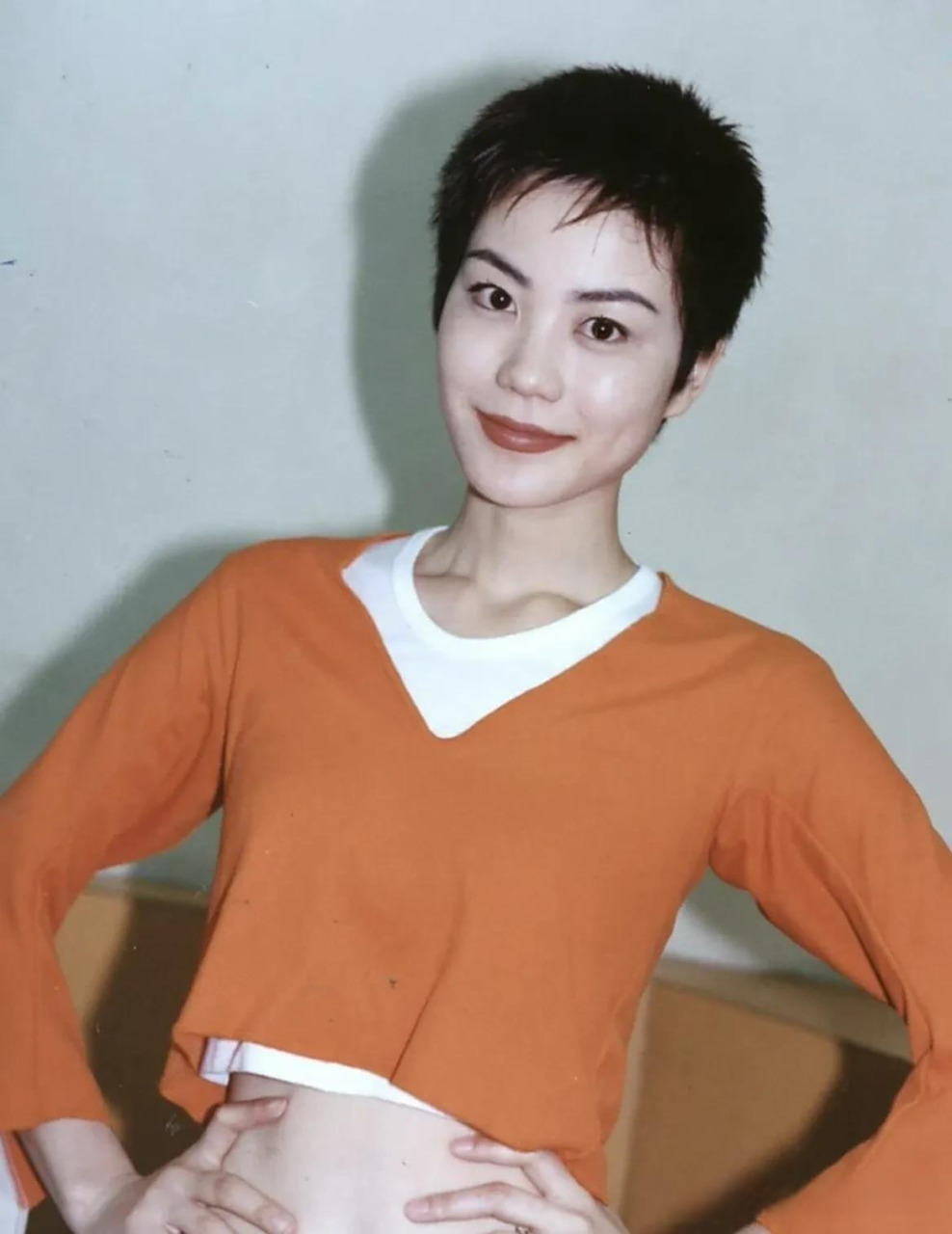 短发超有型的王菲.