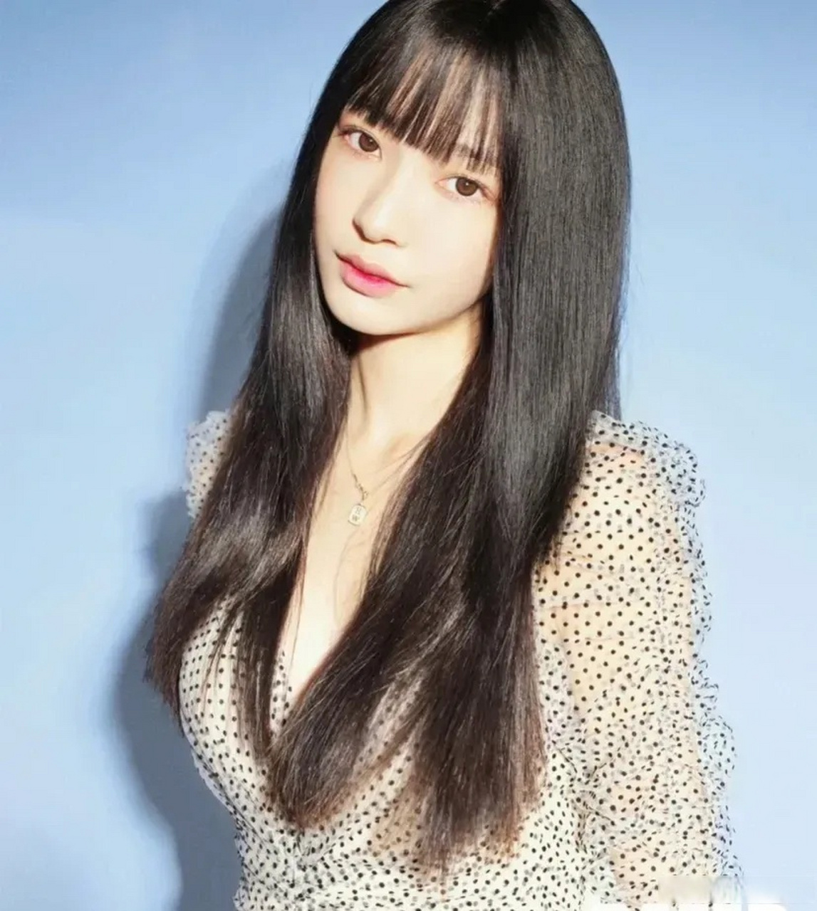 早期的易梦玲还挺像林允的,是因为都是鲶鱼系美人的原因吗?