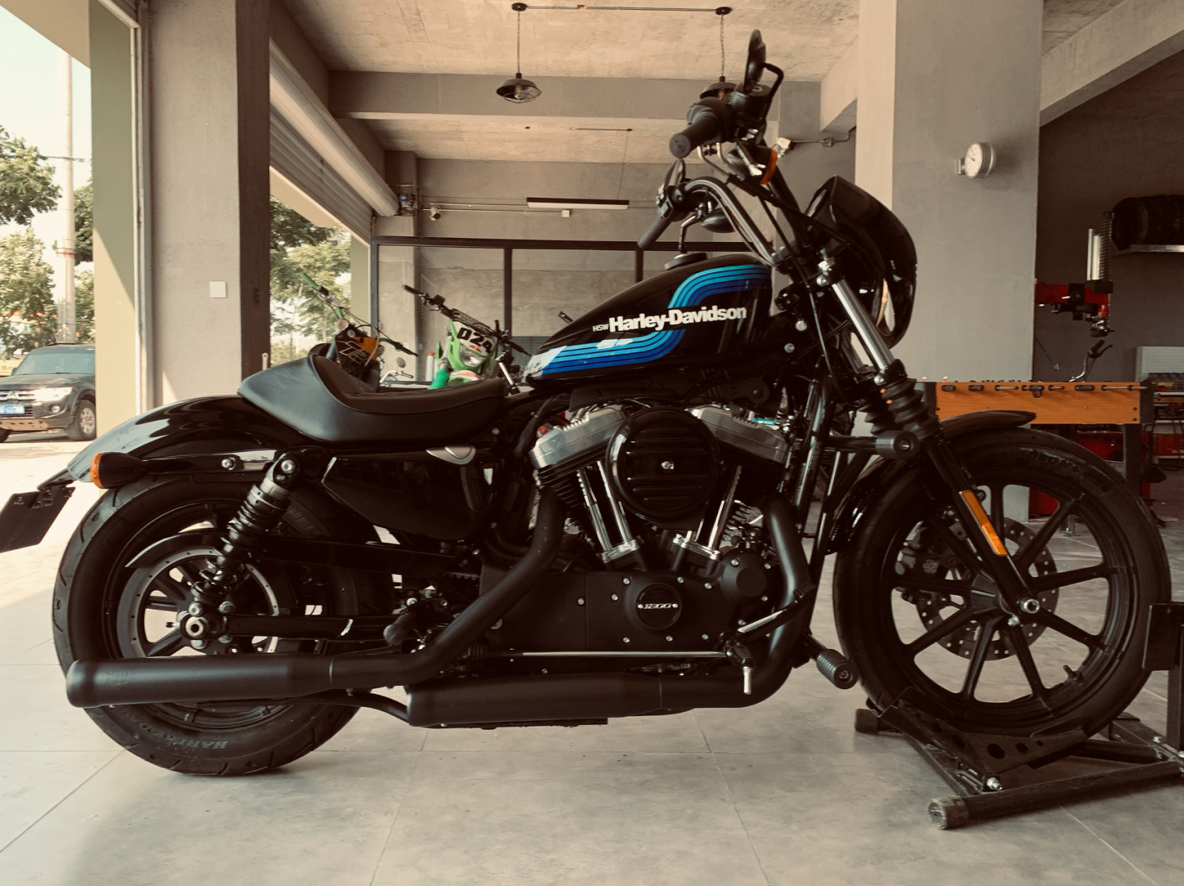 男人就该骑雷子 哈雷1200n 改装清单: cobra排气,定制防倾杆,定制牌照