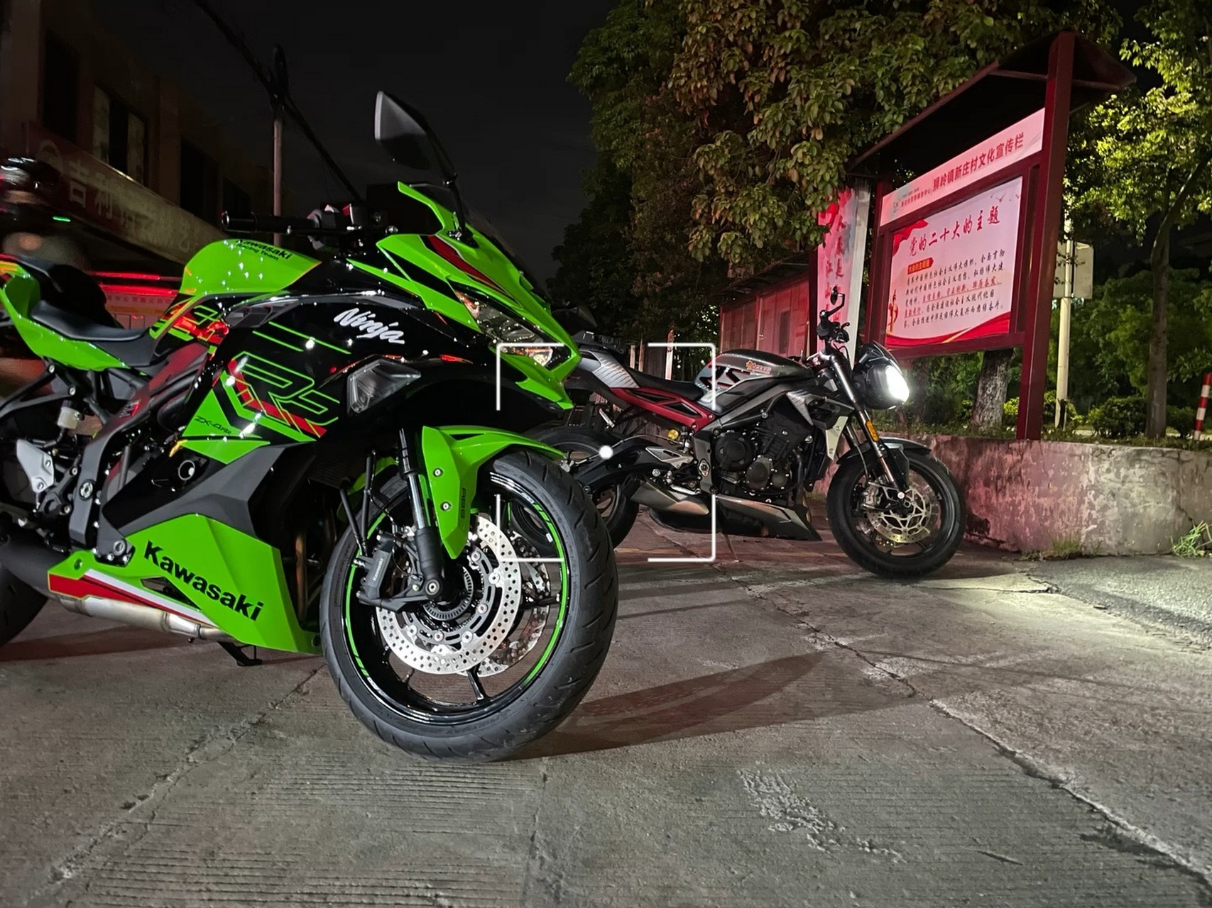 跟粉丝说好的,川崎zx-4rr vs 凯旋765rs评测.