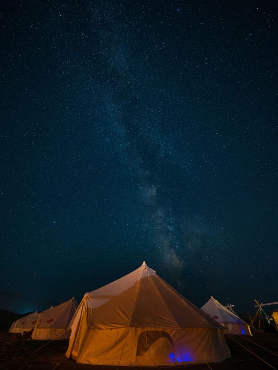 夜晚的纳木错,召集繁星,比李白诗里"手可摘星辰"更近.