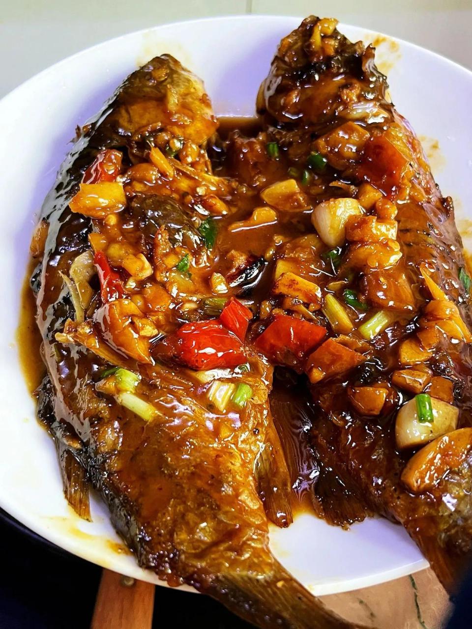 做法: 1,鲫鱼洗净控干水,生姜,大蒜子,小米椒,干辣椒,泡椒,香葱切好