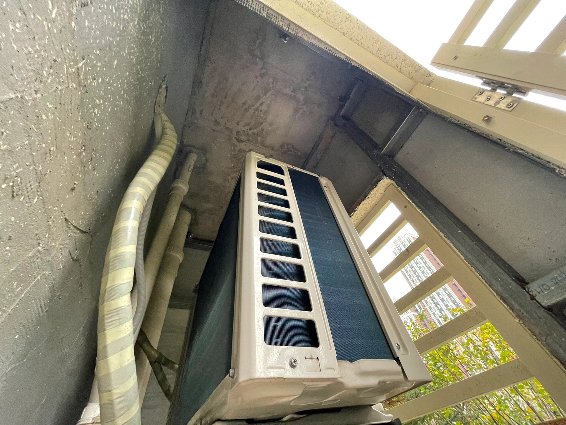 开发商每户外边两个空调机位,我用了上边一个放空调外机,下边这个用不