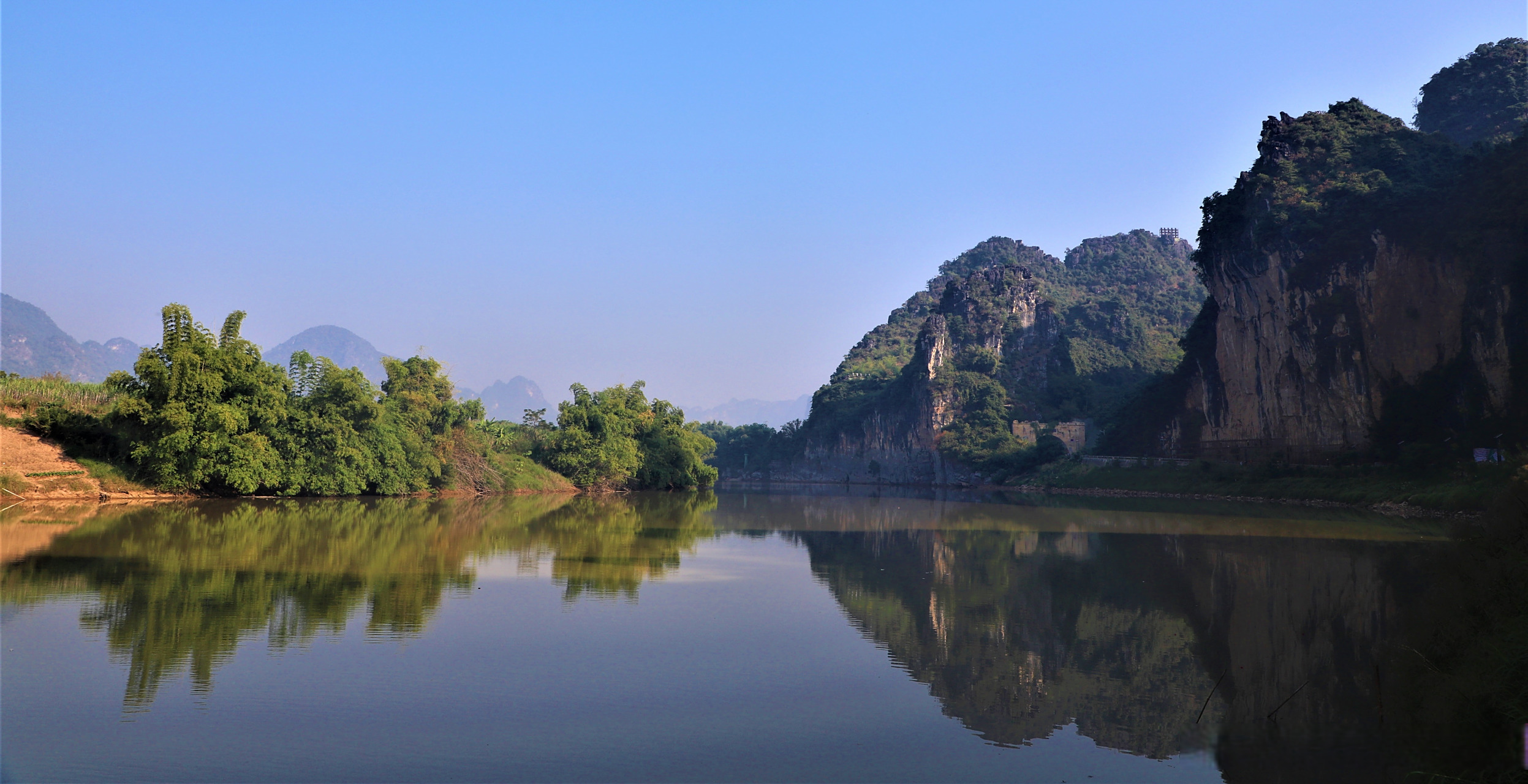 奔赴初夏#   属于花山的夏天来啦~ 明江两岸风景绿入画 岩石的"小