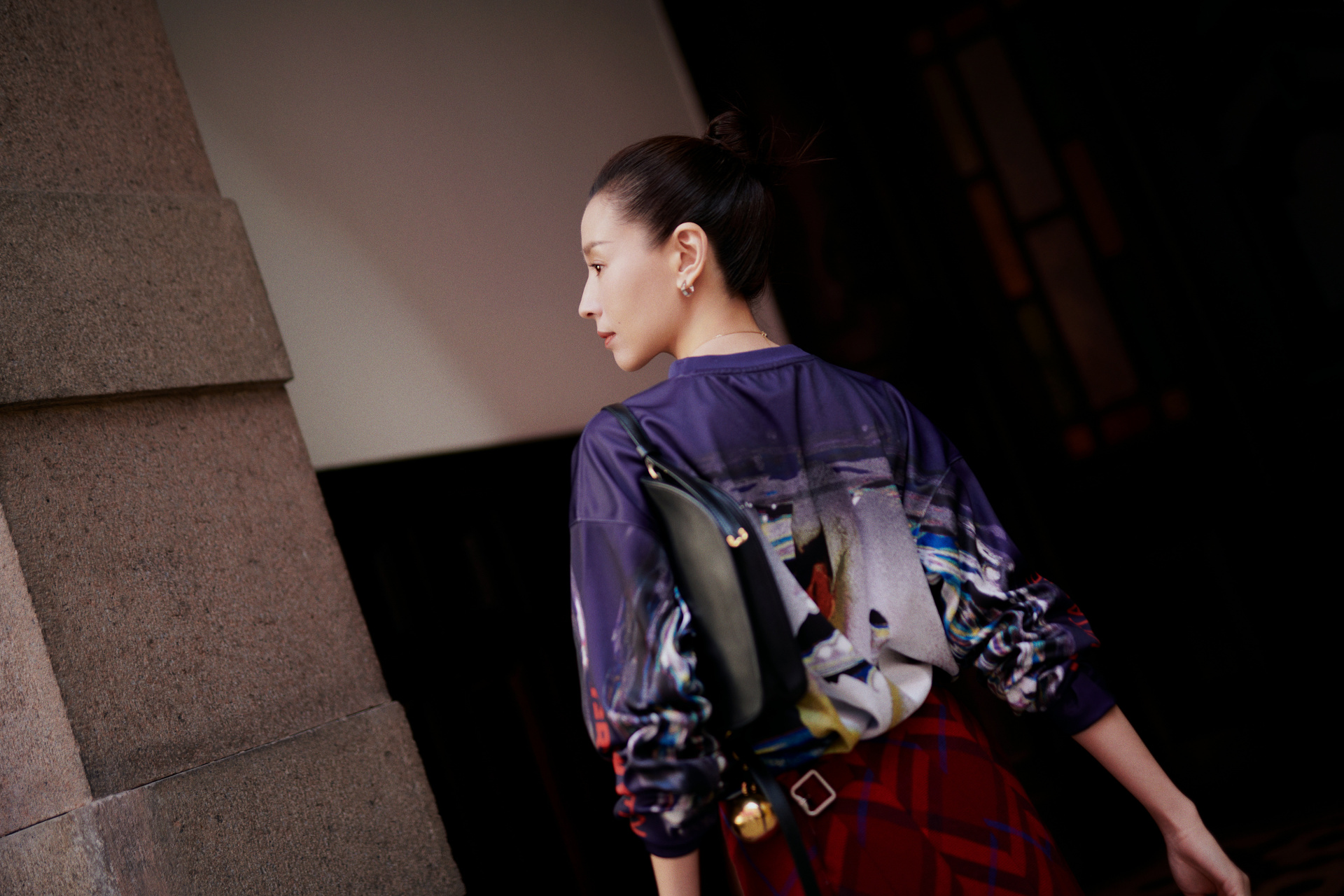 t风格论坛# @董洁 深冬街头,英伦格纹漫步.自信舒适,优雅自成一派.