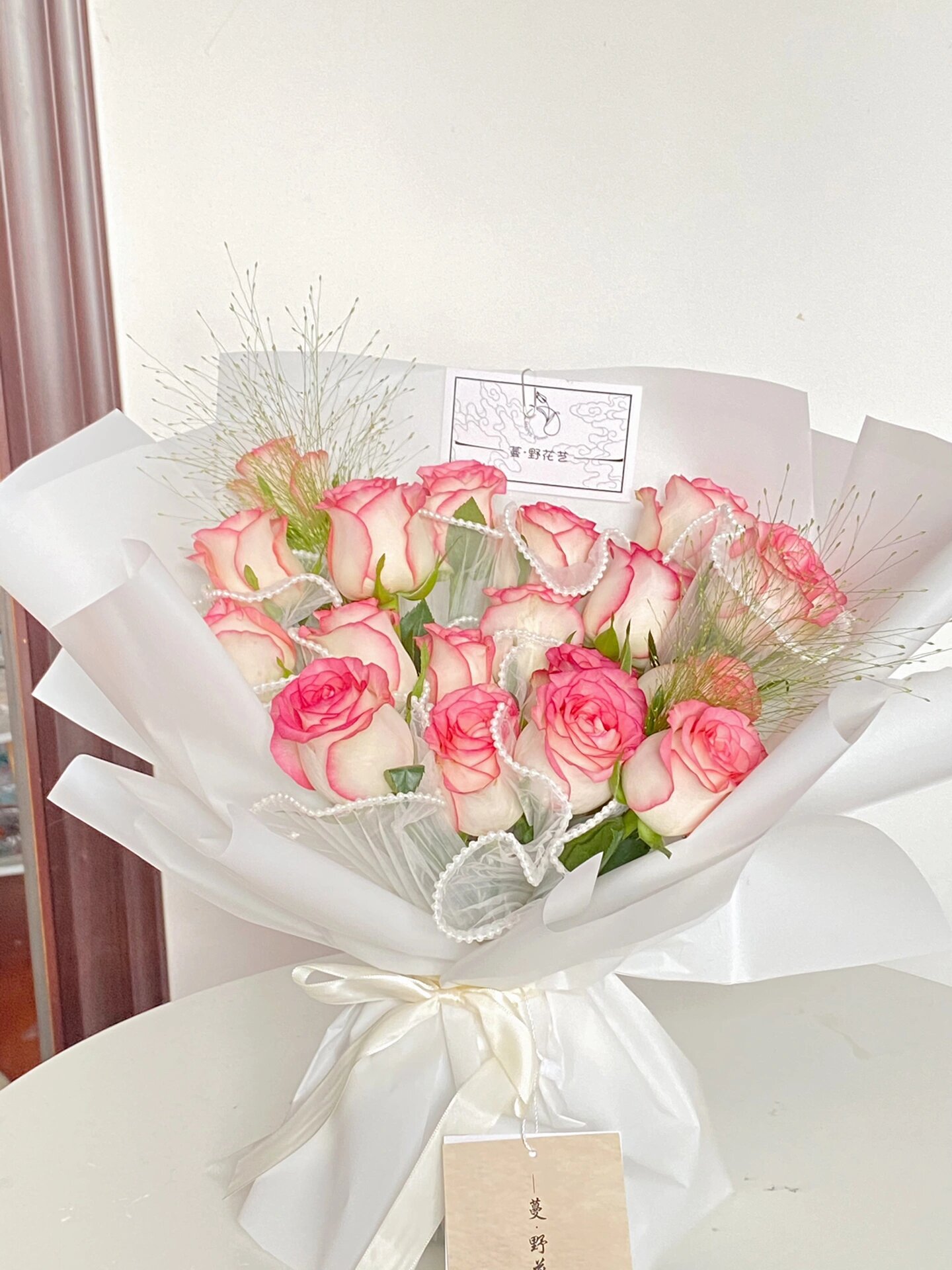 楚雄花店|艾莎/爱莎玫瑰 艾莎玫瑰有着独特的粉白渐变花瓣,花瓣微微外