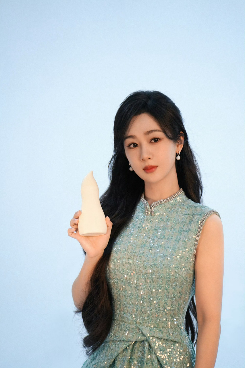 杨紫长发公主##杨紫绿色亮片长裙#  这不是长发公主是什么～好飘逸的