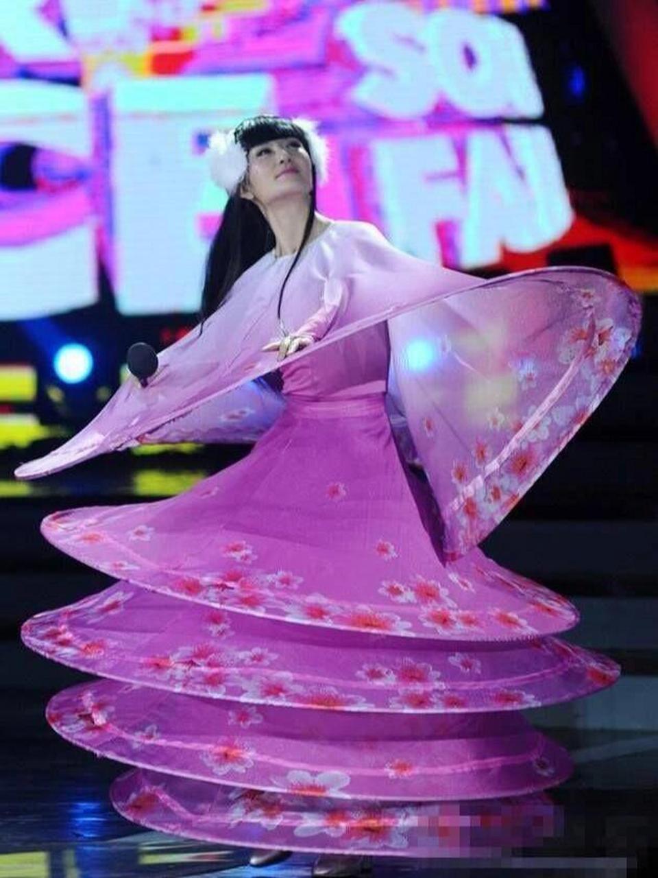 在春晚上连转4h,整整8000圈 2014年,杨丽萍的外甥女小彩旗登上春晚