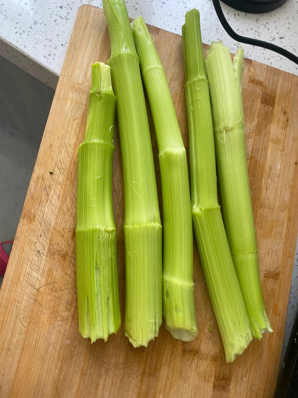 在农村有吃不完的野菜～大黄杆 大黄杆特别酸……凉拌很好吃