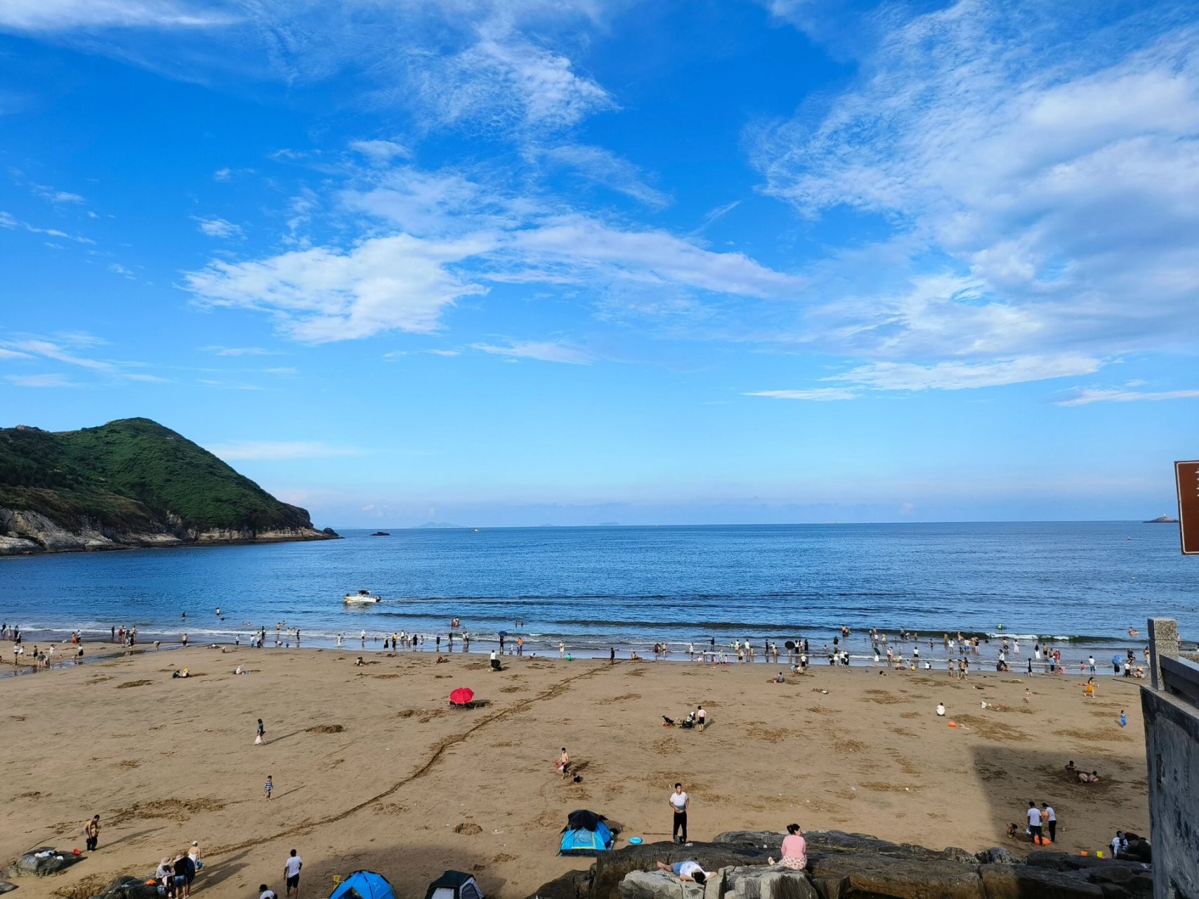 台州温岭洞下沙滩 沙滩在山脚,进去堵车出去堵车,海滩不是很干净,垃圾