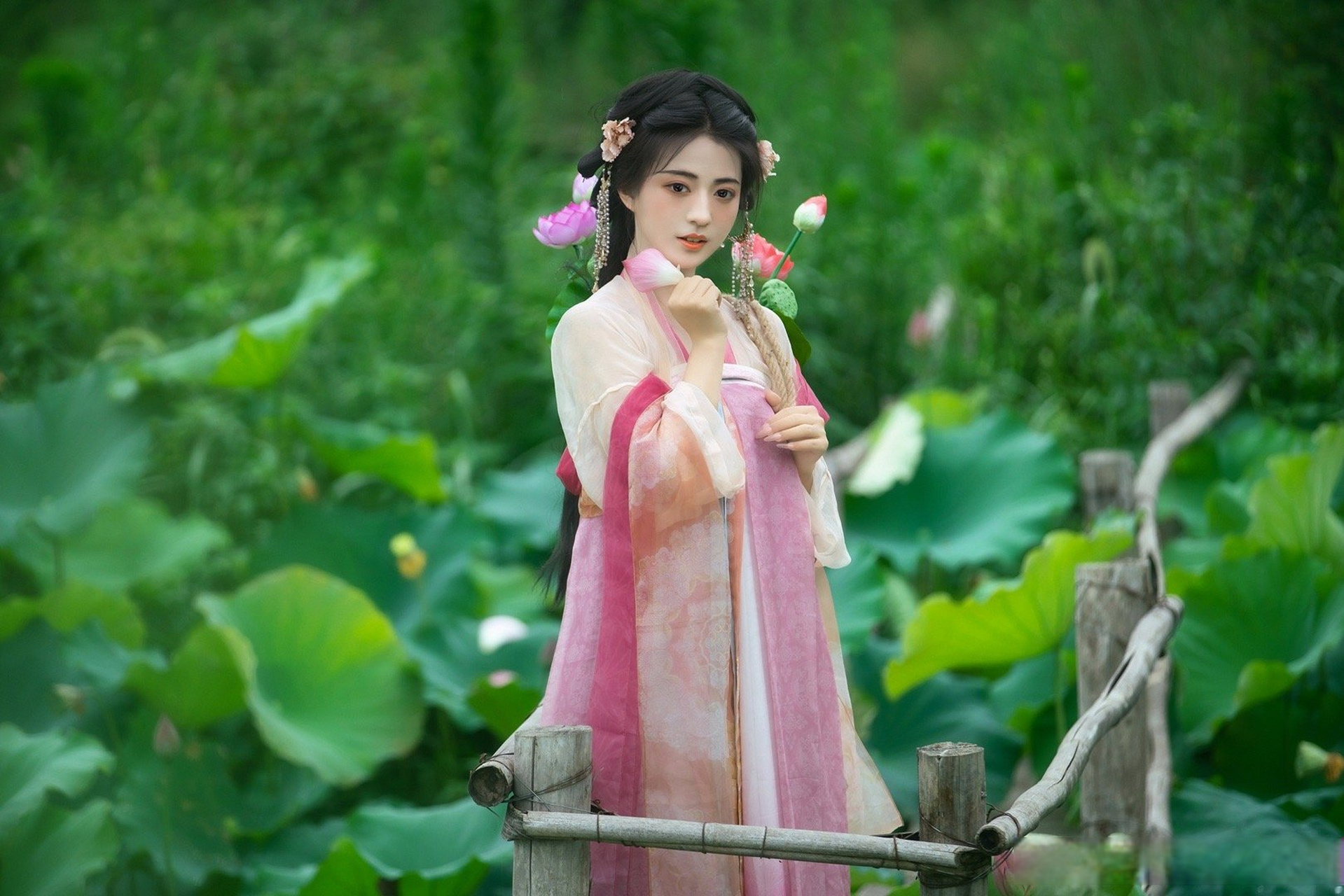 这小妹妹太适合拍荷花了,清新,快乐就像是出水芙蓉一般,成都金堂这方