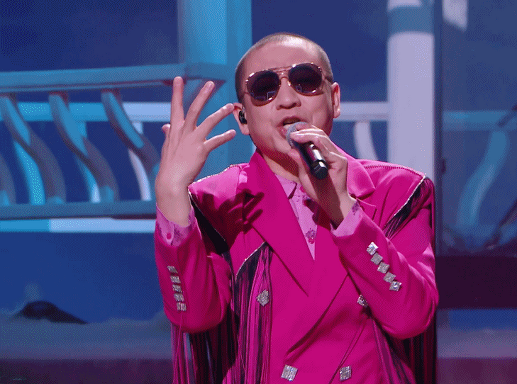 闪光的乐队#梁龙lbb 粉色流苏一甩瞬间起范,舞台气质立马拿捏了,展现