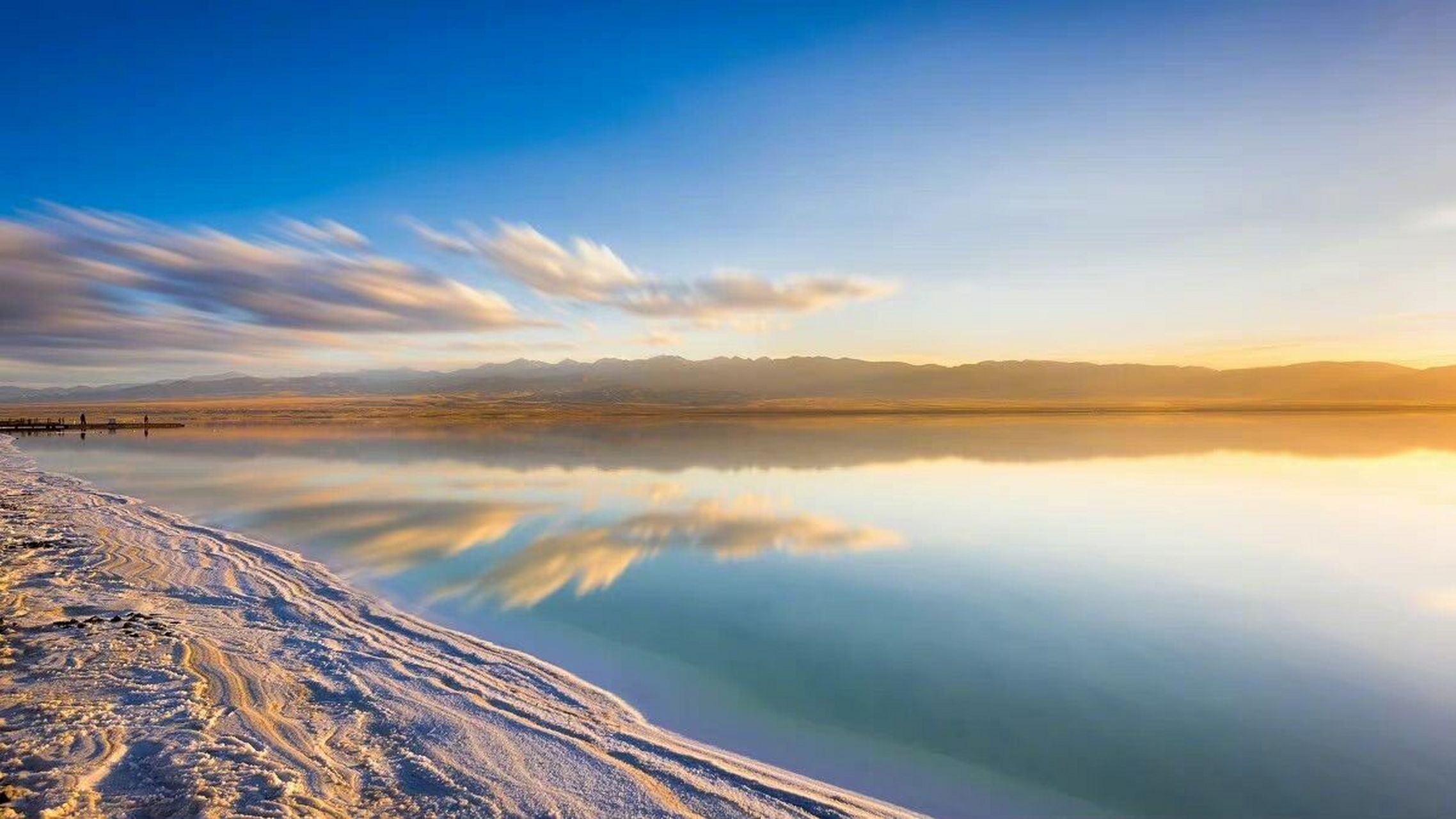 茶卡盐湖因为光的折射所以最好带墨镜,除了拍剪影,最好还是顺光拍摄.