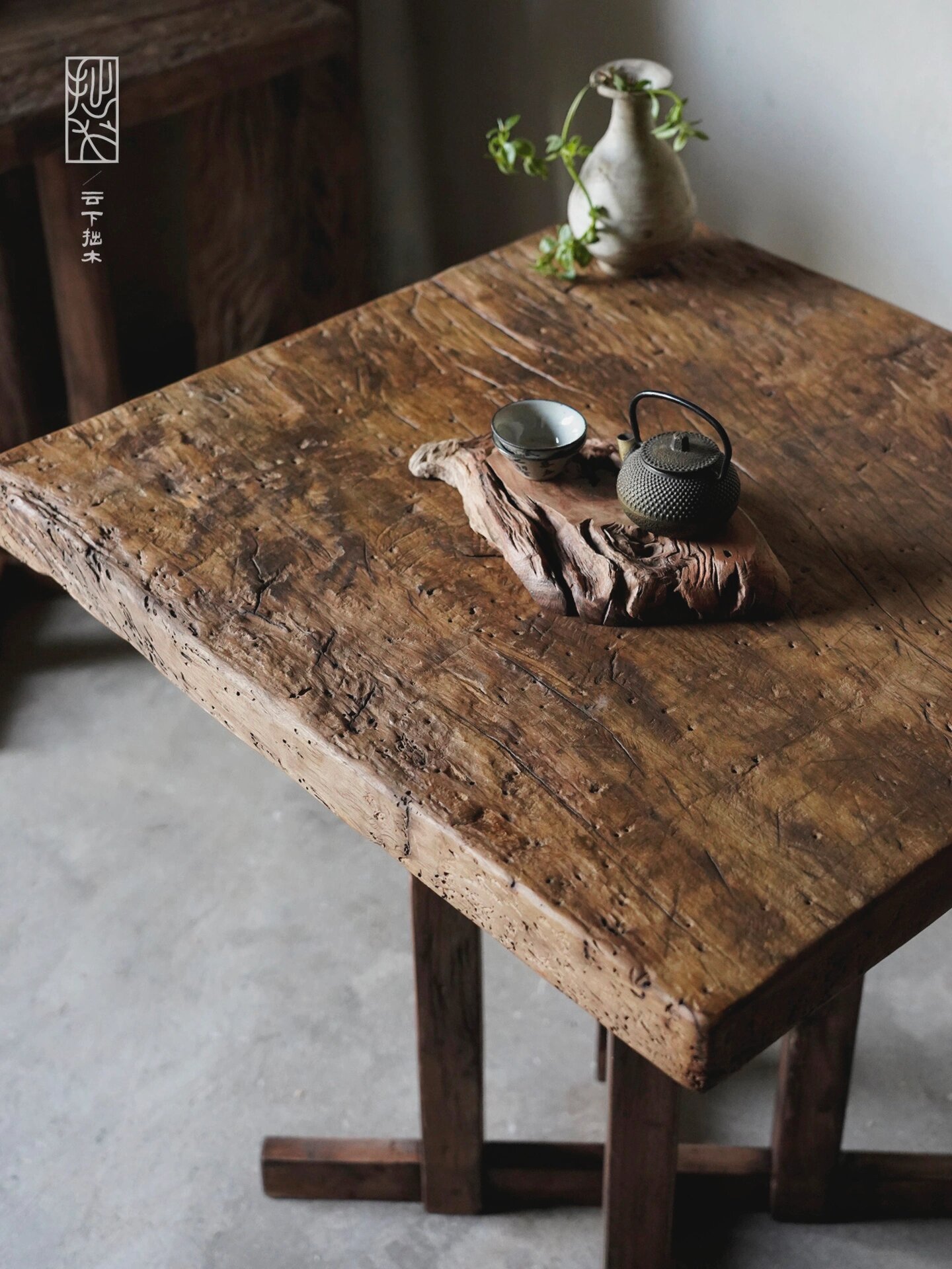 一张古朴质感的侘寂老木桌 . 虫蚀楠木做的小桌, 造型是客人定的, .