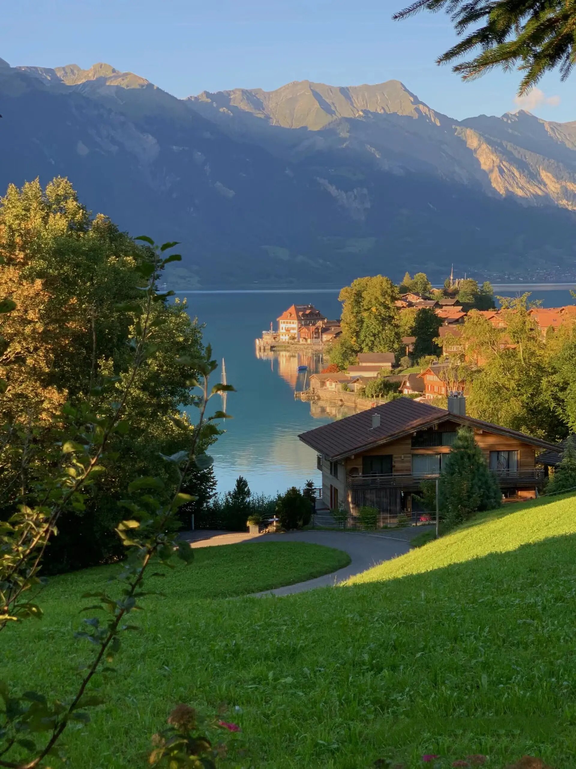 因特拉肯 interlaken 因特拉肯是少女峰山脚下的一个瑞士旅游观光小镇