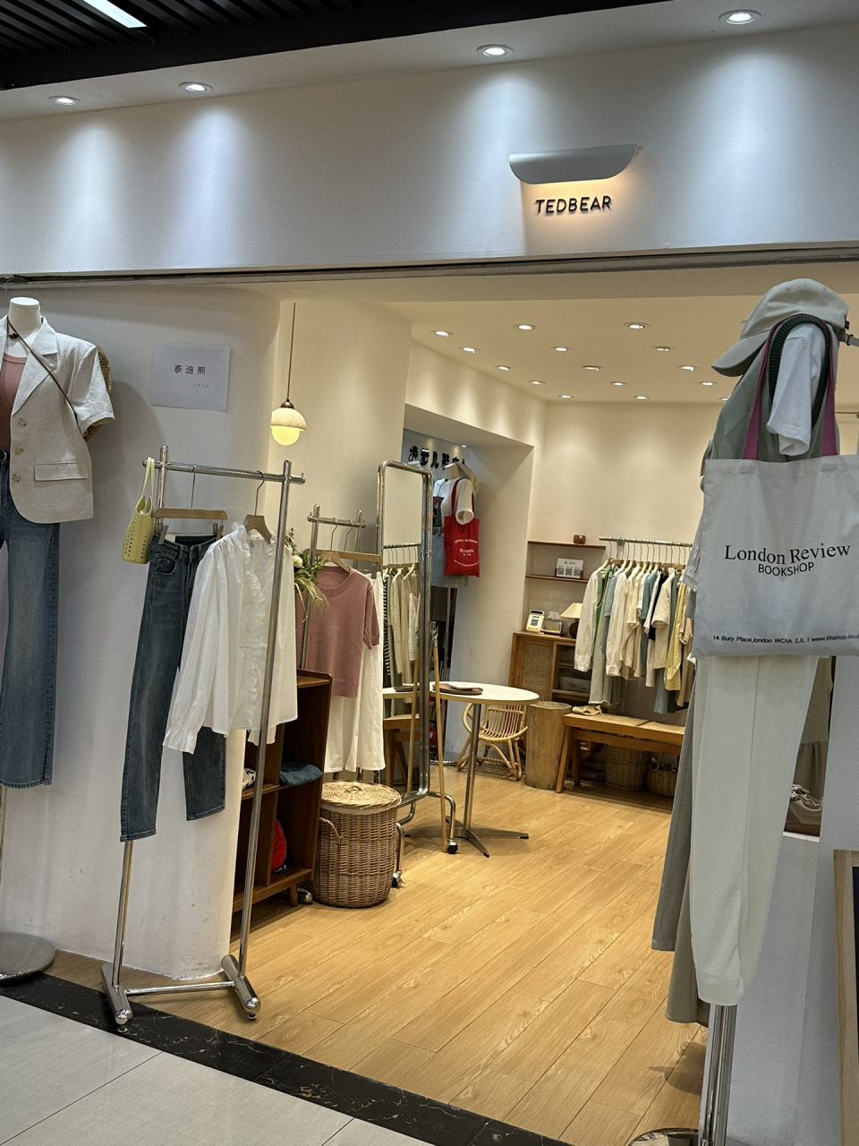 15平方服装店装修参考 服装店风格参考,6个模特换衣服时候想哭,太多了