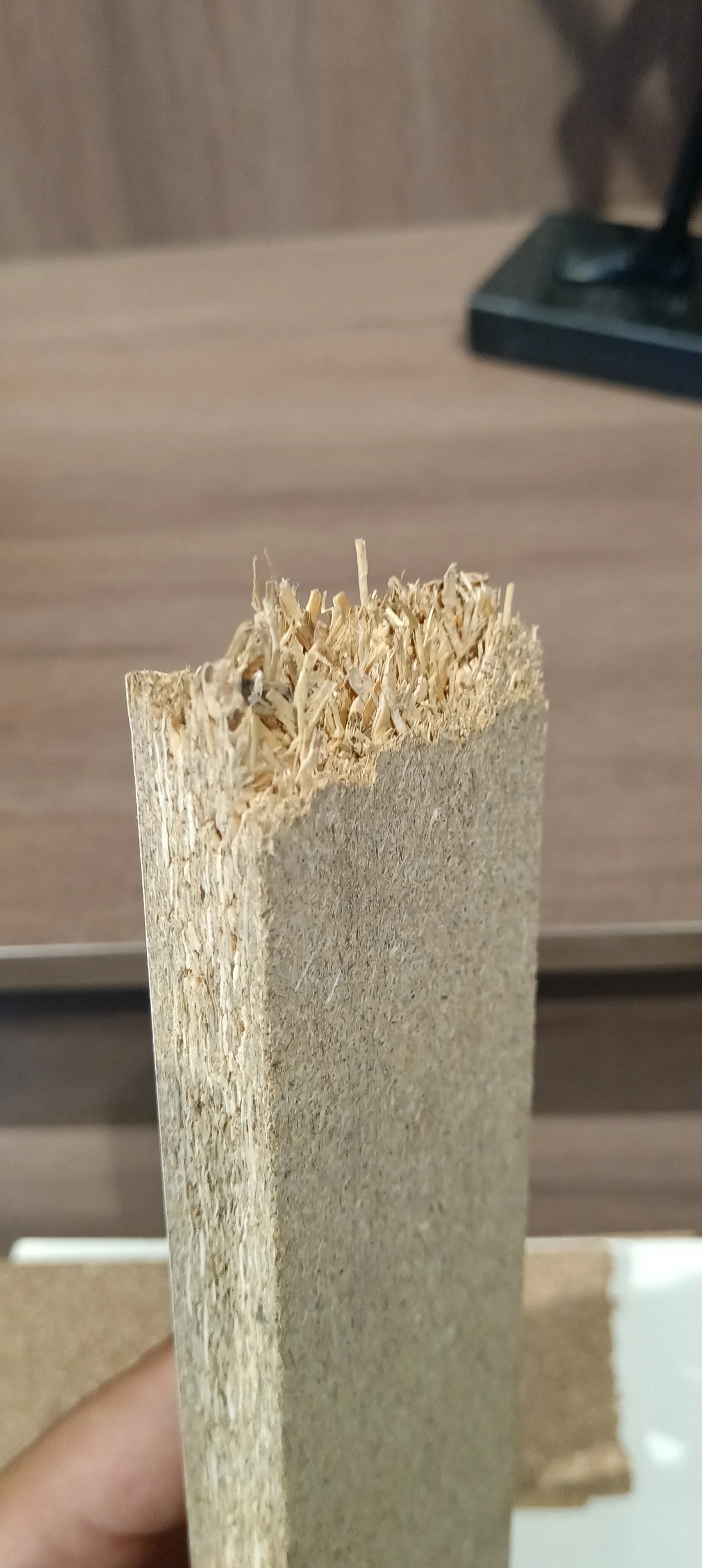 芦苇做的板确实不一样啊有粽子味 对比一下颗粒板和芦花板,价格不贵