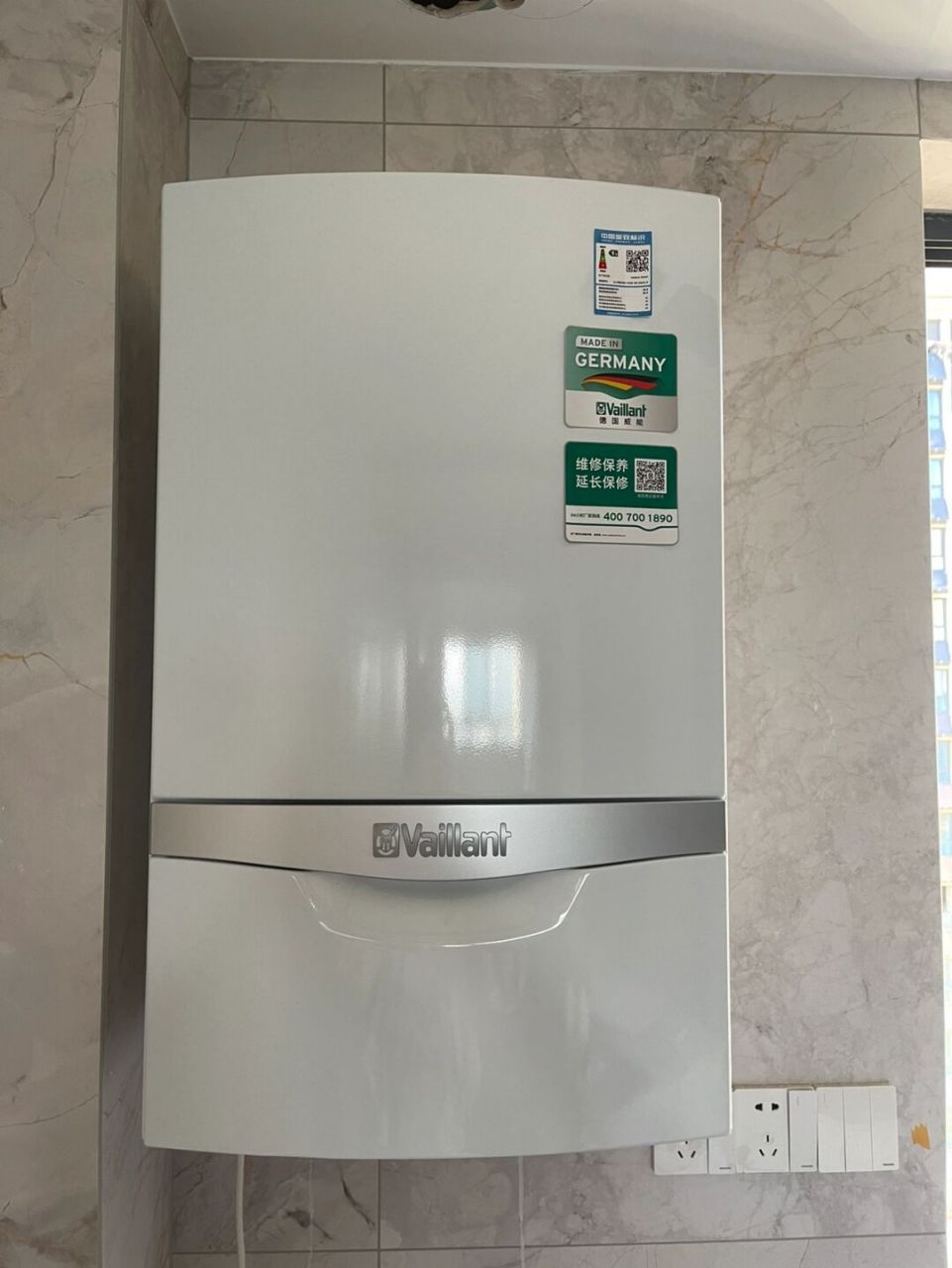 隐藏式管道的高颜值冷凝炉—-威能锅炉 威能冷凝炉进场 	 冷凝炉燃烧