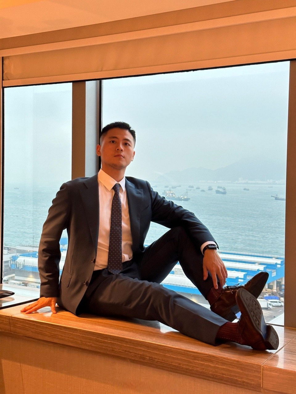 正装大叔 来自水印