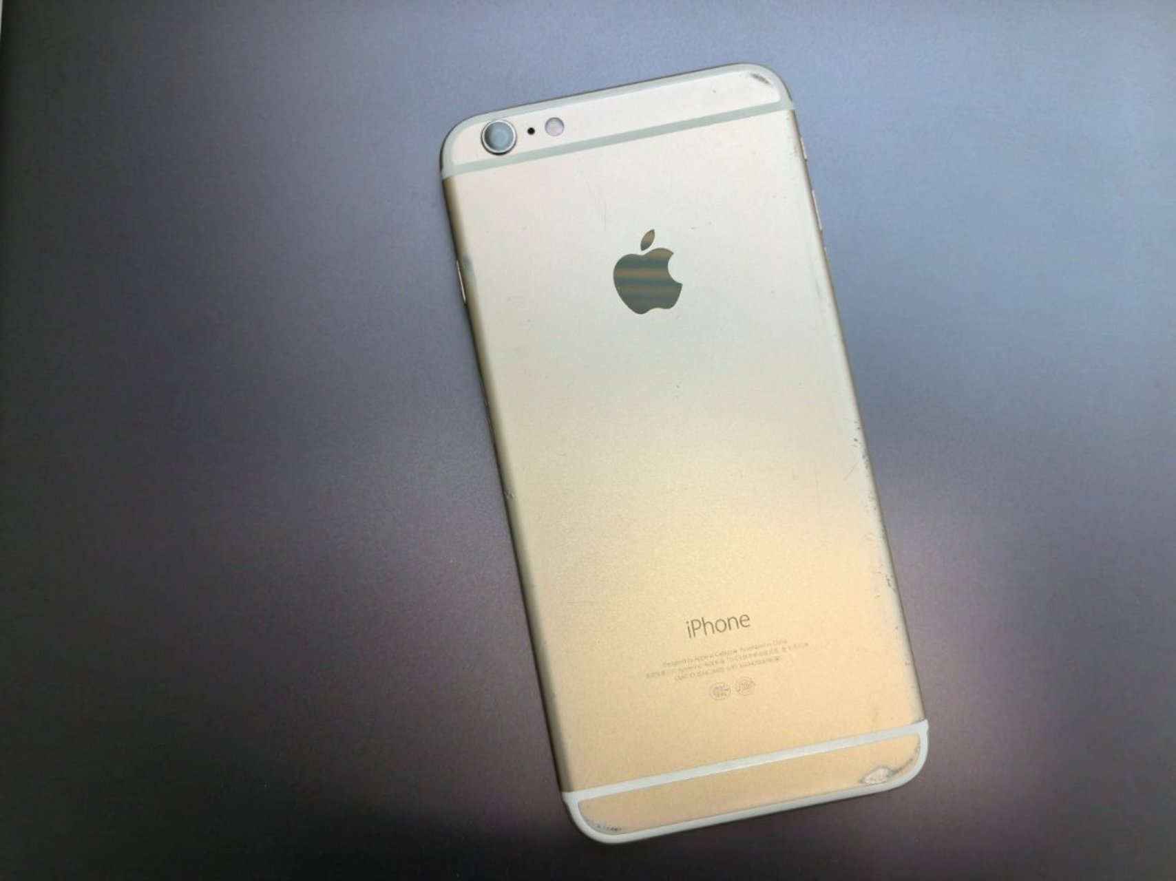 iphone6plus被列入过时产品那年冲的土豪金配色版本,记得当年安卓阵营