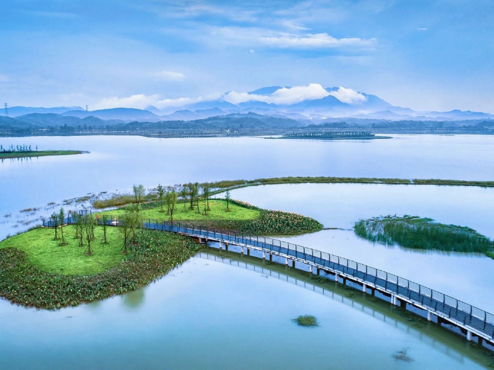 鄱阳湖位于南昌,九江交界处的长江南岸,是中国第一大淡水湖,也是中国