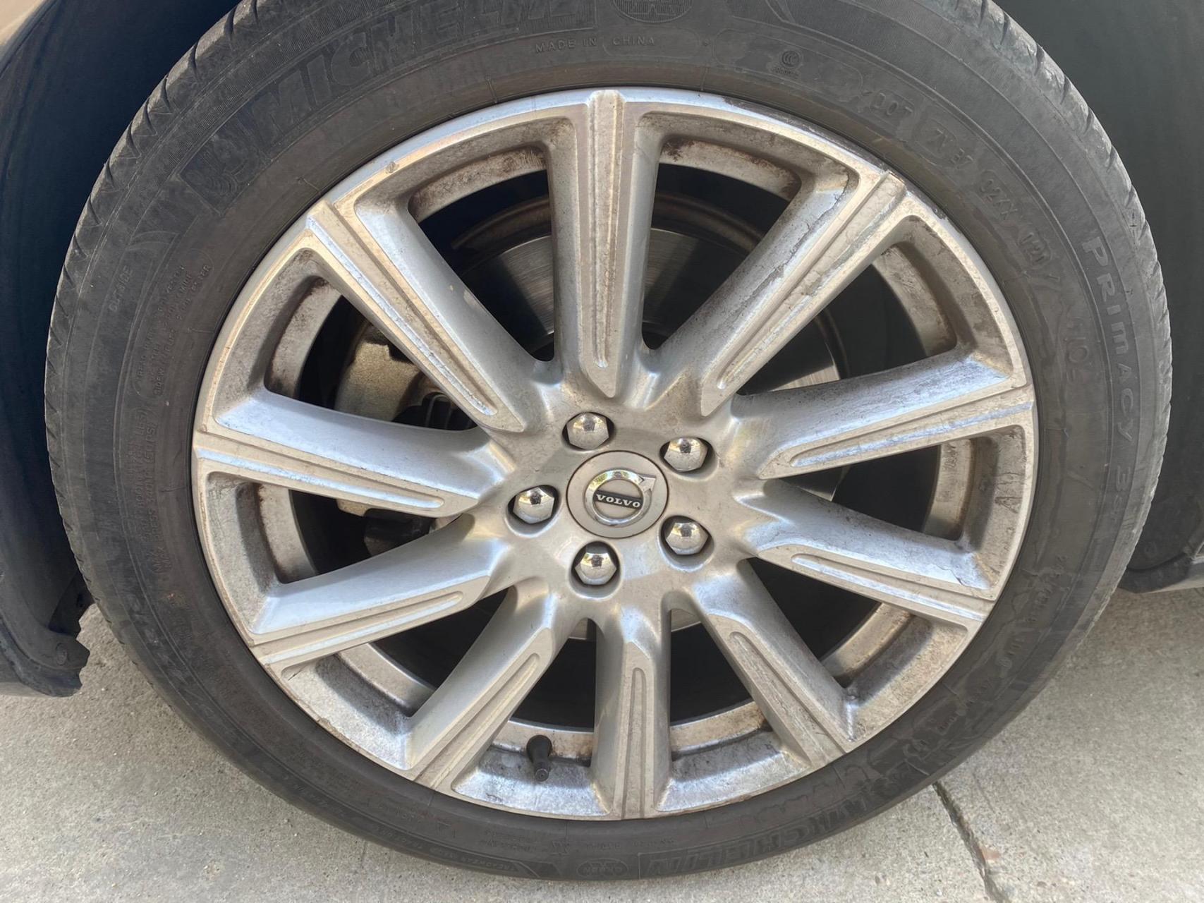 沃尔沃s90拉丝轮毂剐蹭 到店进行拉丝修复