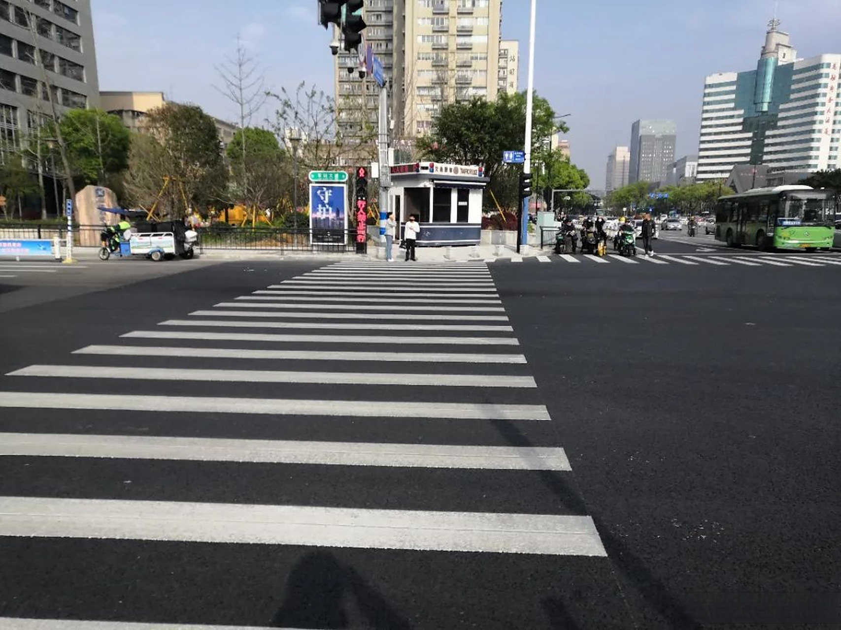 【温州大道火车站路口换"新颜",新增斑马线人行横道信号灯】#三能榜样