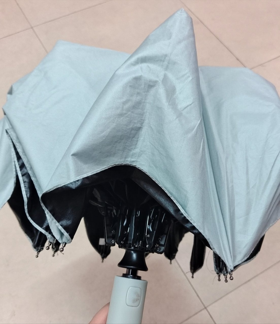 关于自动伞按钮打不开这件事 自动伞按钮昨天用的时候打不开了,今天