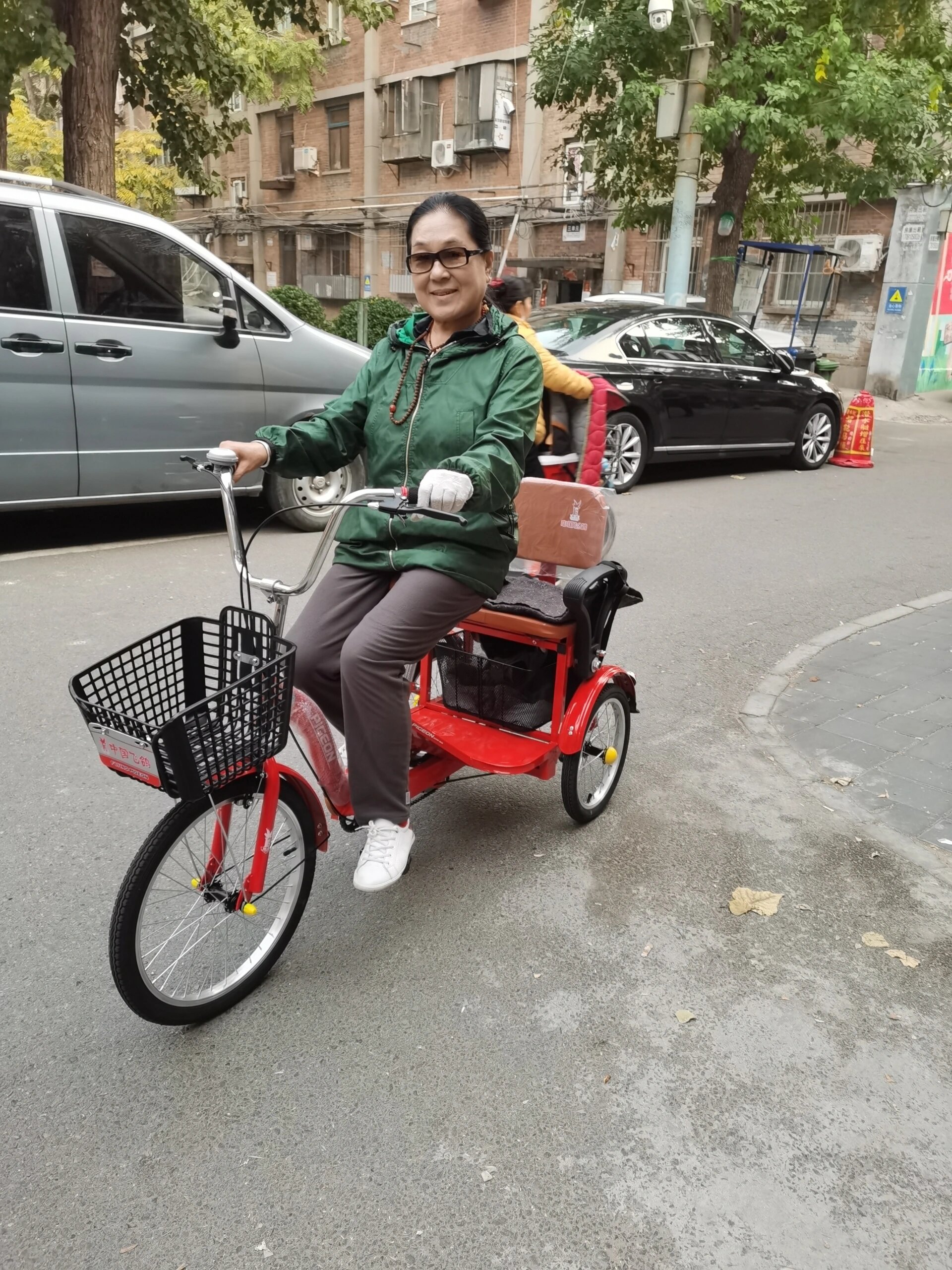 遵纪守法的公民,无条件服从政府规定,上交电动车,骑着脚蹬三轮车接