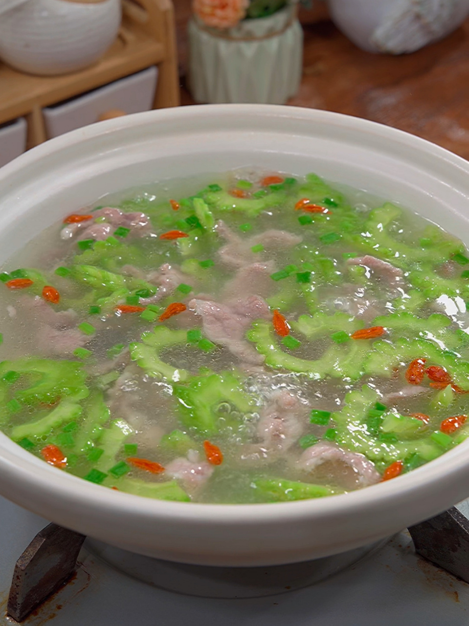 谁能拒绝这样一锅好喝的苦瓜肉片汤呢,清热解暑,赶快试试吧