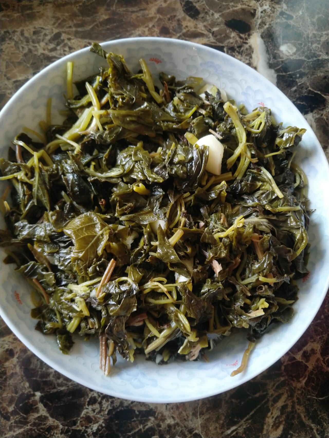 芝麻叶 之前就在心心念念芝麻叶,说现在长芝麻的时候,今天就在姨家吃