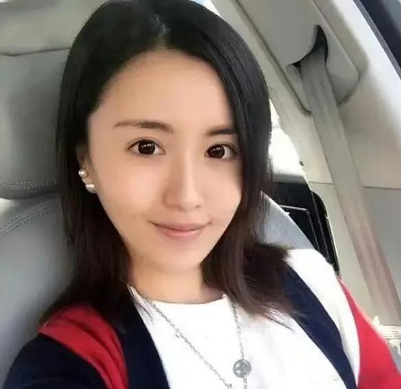 今天关注了一个叫关思慧的喜剧演员,她演过的戏真不少.