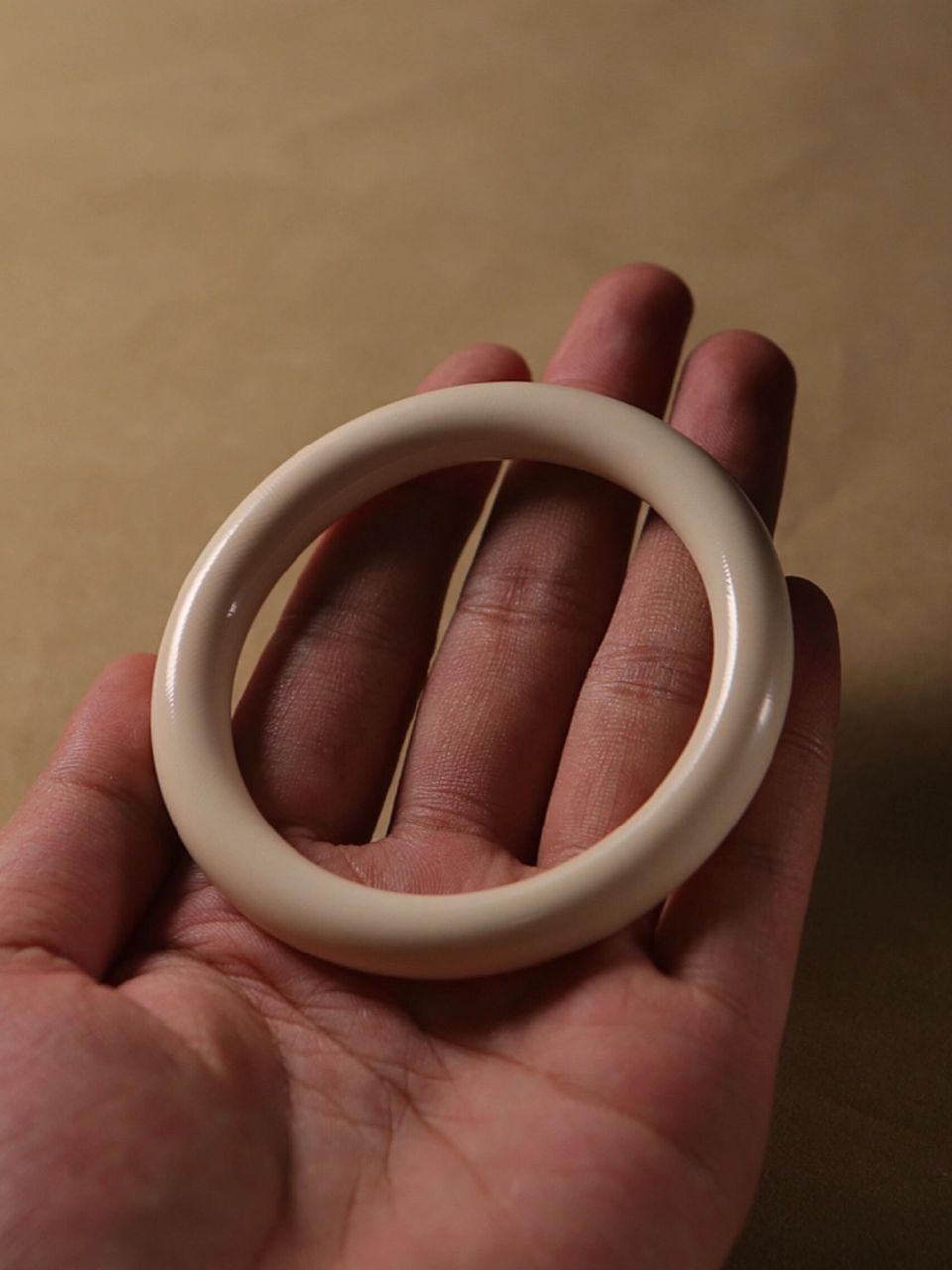 猛犸象牙圆条手镯,优雅与时尚并存.